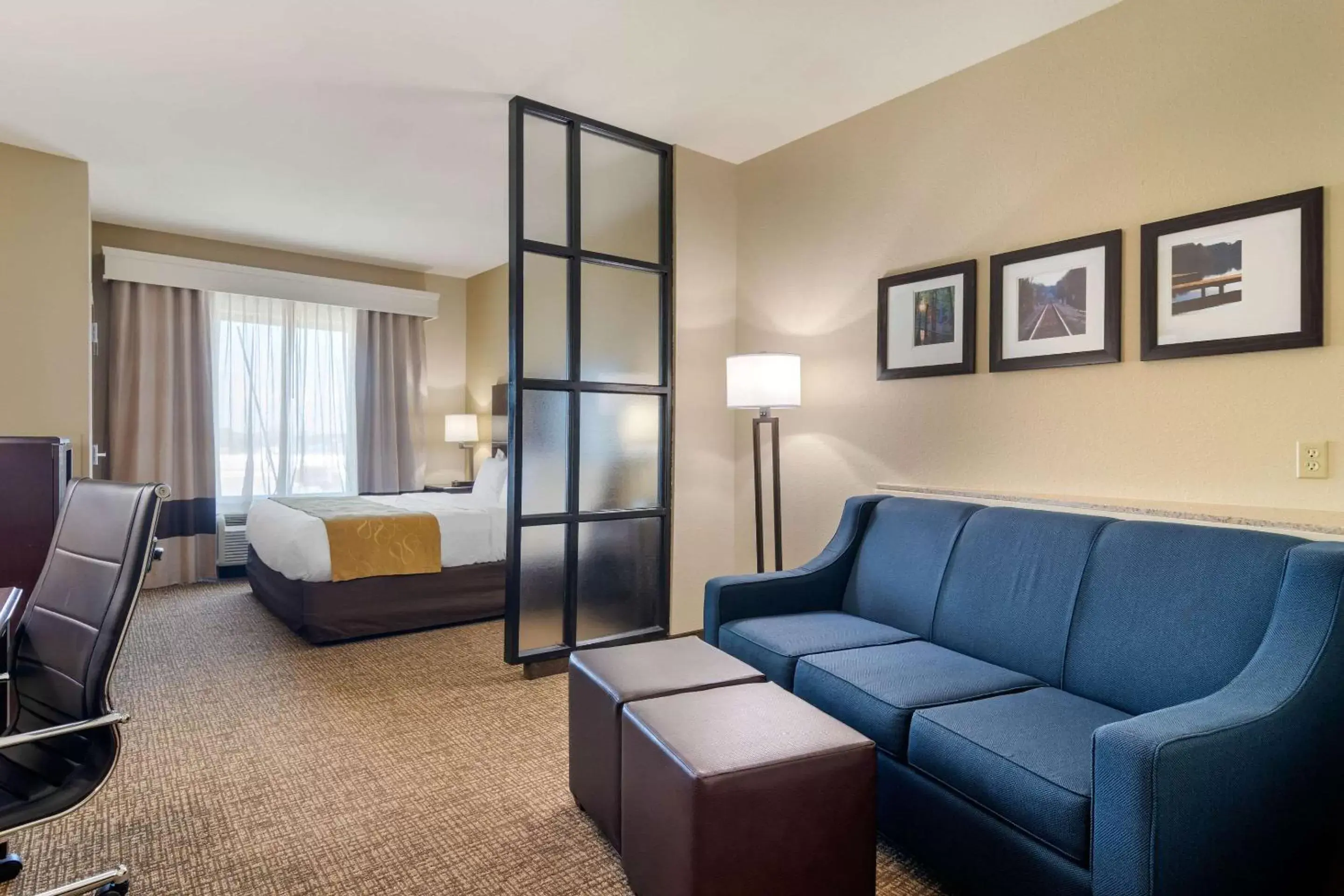 Photo of the whole room, Seating Area in Comfort Suites Byron Warner Robins