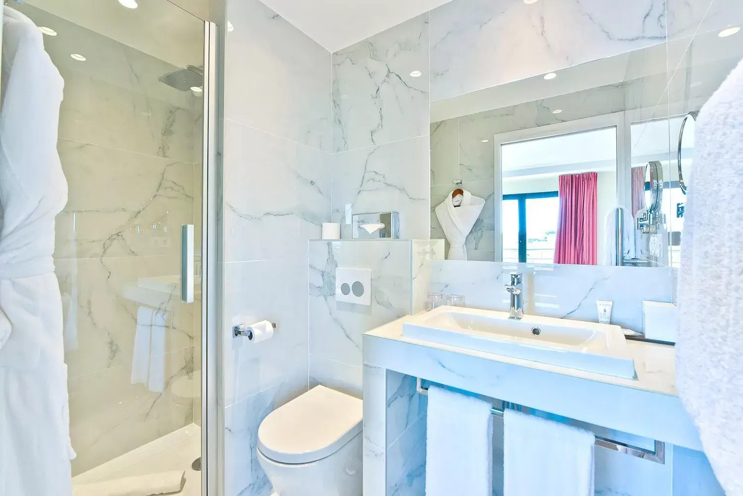 Bathroom in Hôtel La Villa Port d'Antibes & Spa