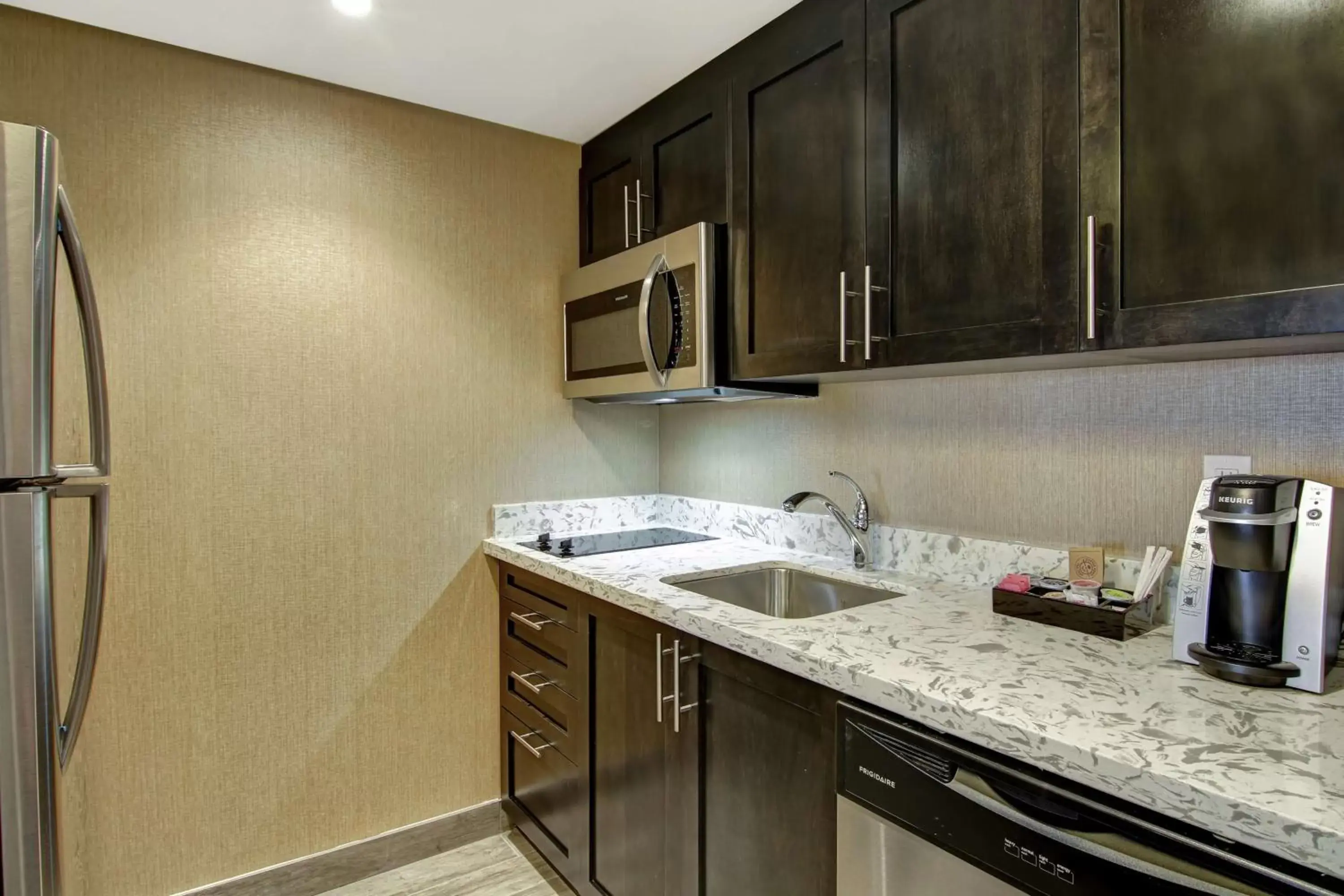 Kitchen or kitchenette, Kitchen/Kitchenette in Homewood Suites By Hilton Ottawa Kanata