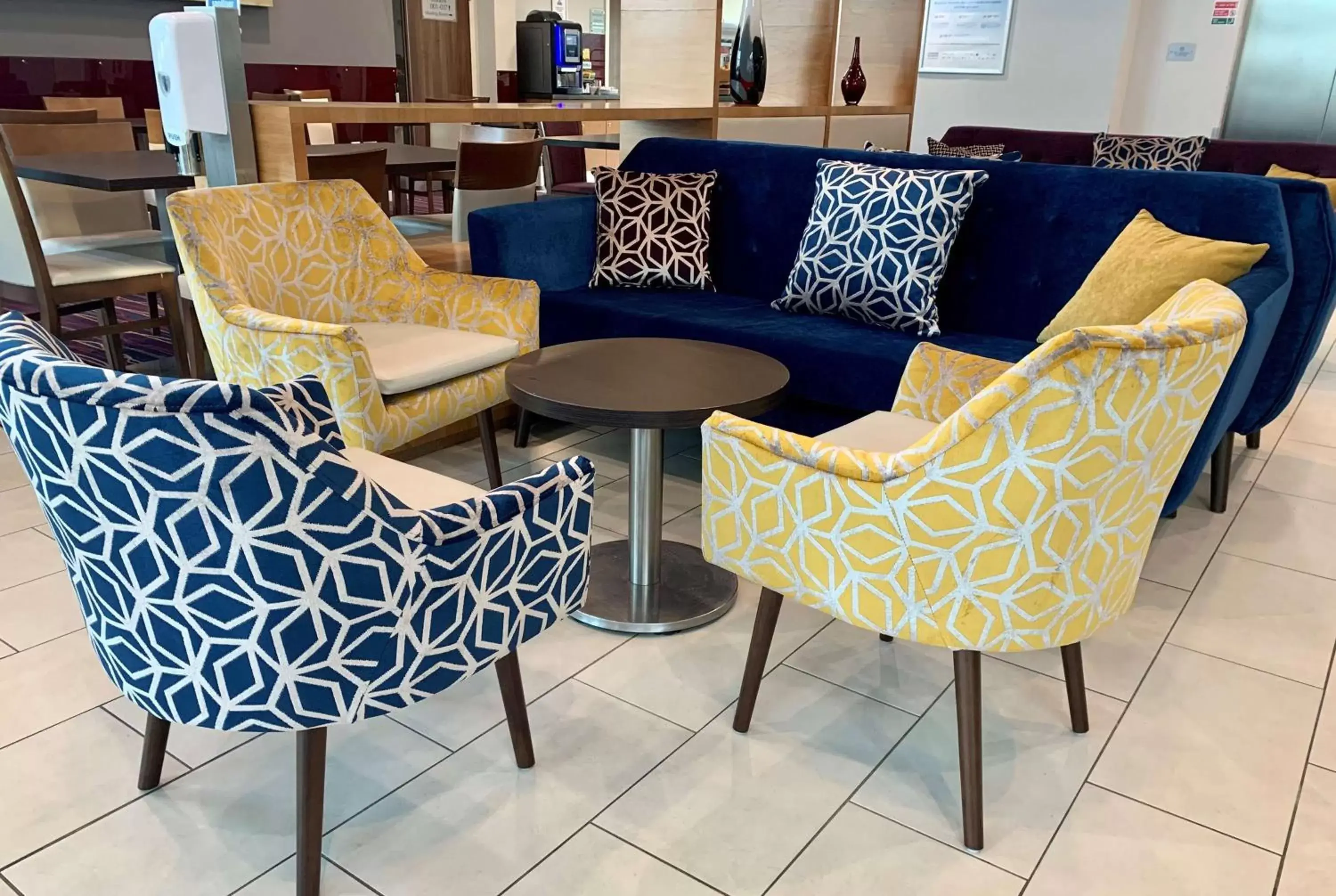 Lounge or bar, Seating Area in Days Inn Wetherby