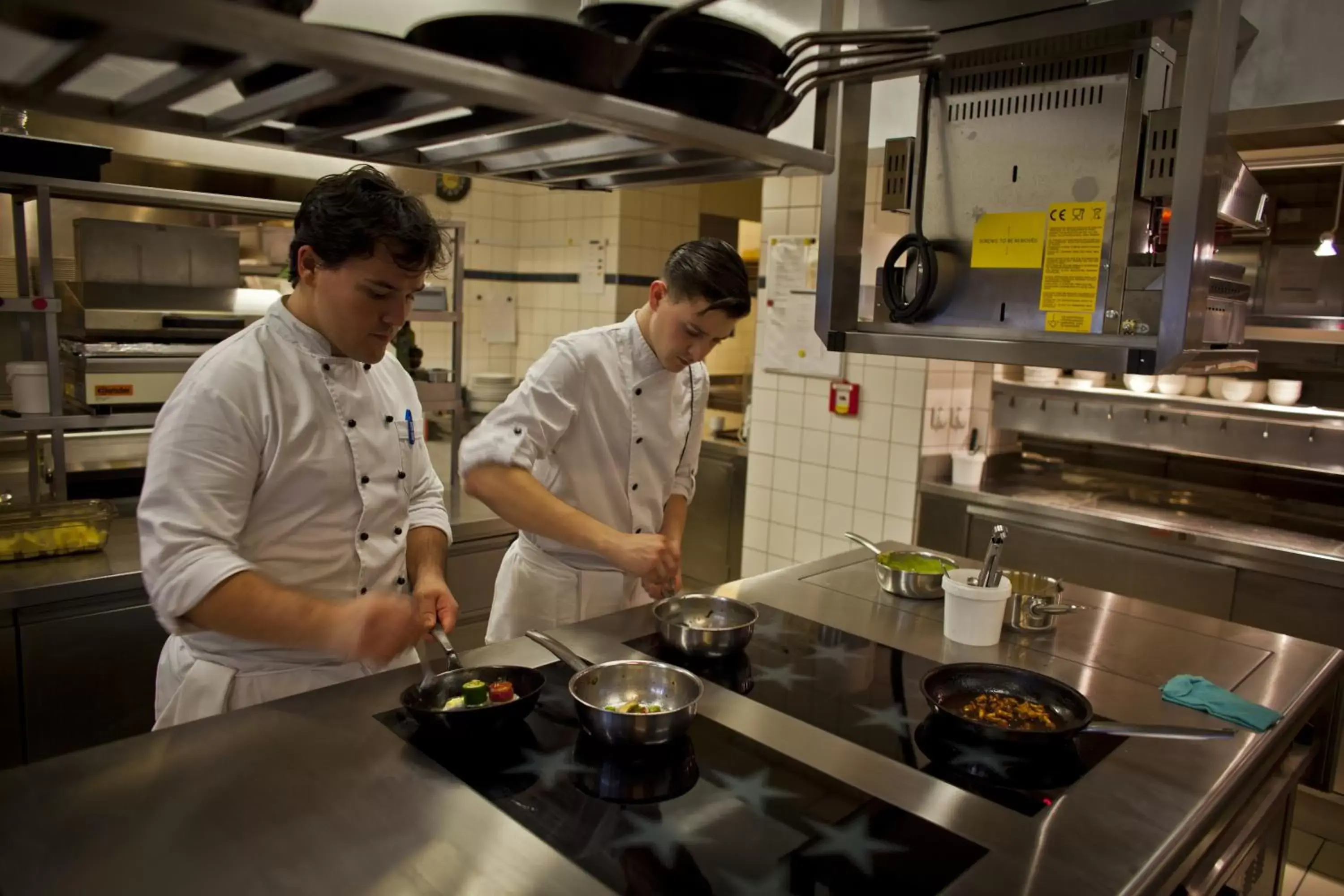 Staff, Kitchen/Kitchenette in Auberge du Raisin