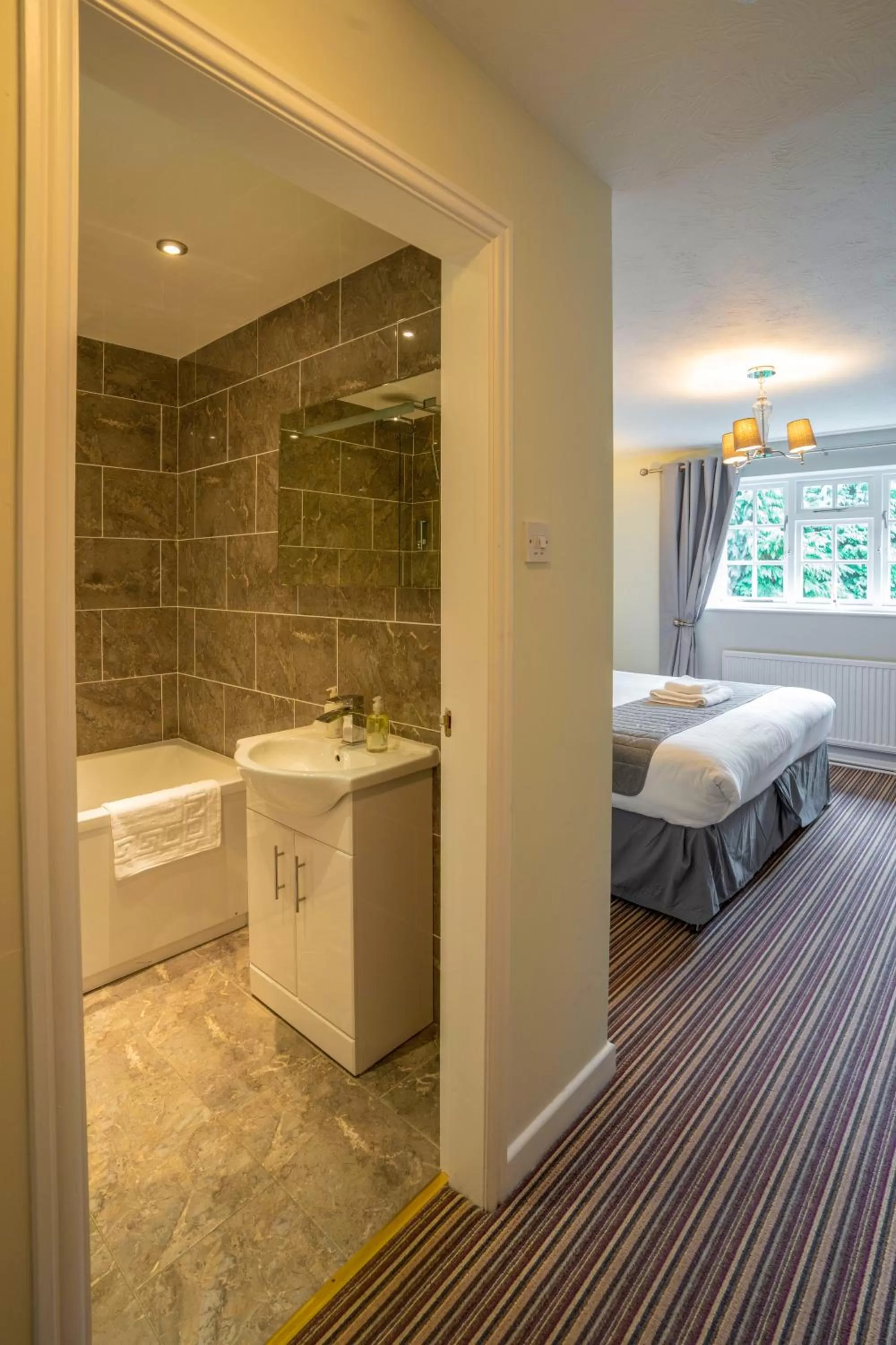 Bathroom, Bed in White Lion Hotel