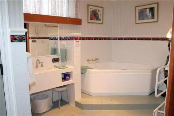 Bathroom in Motel Mayfair on Cavell