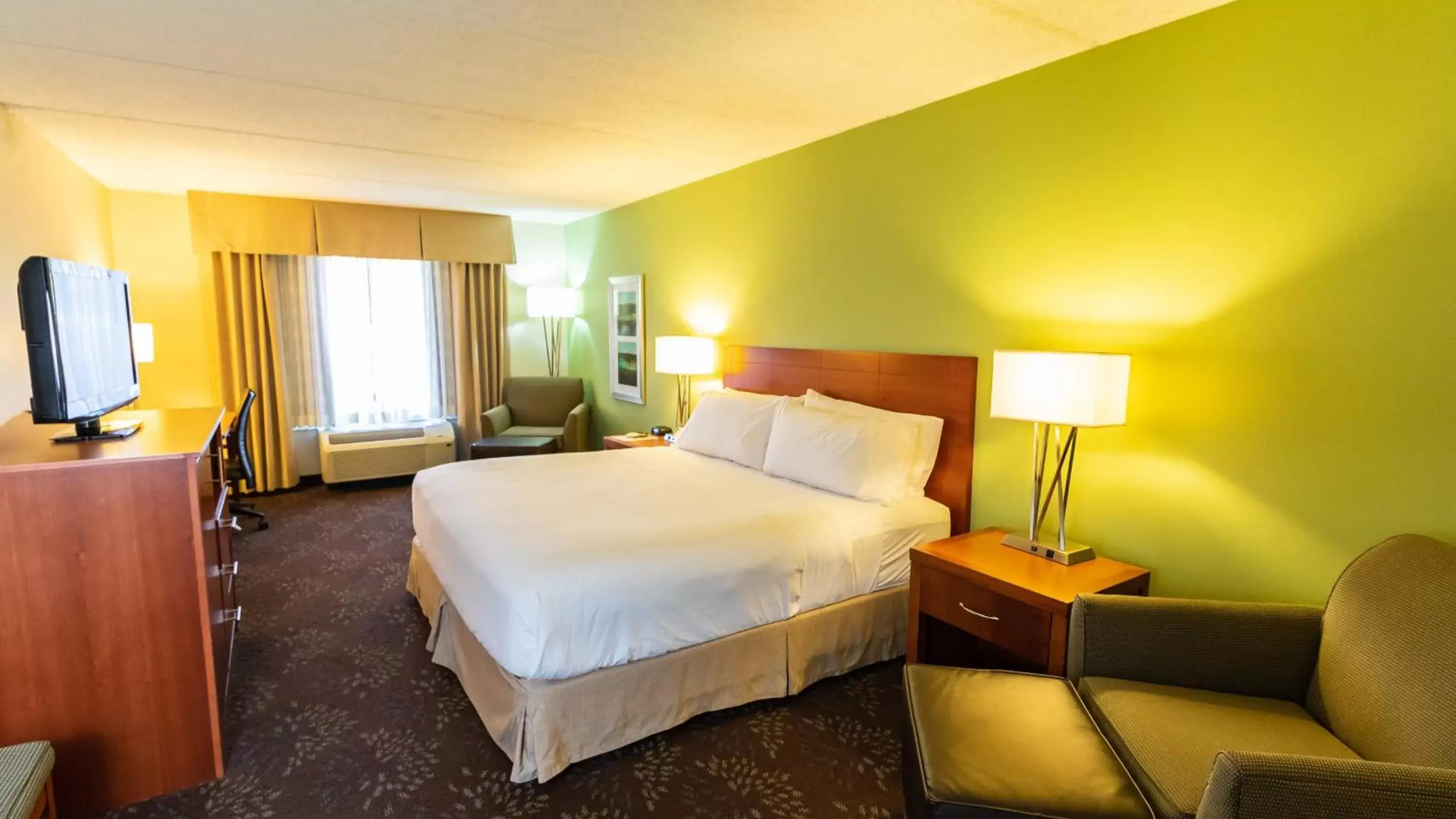 Photo of the whole room, Bed in Holiday Inn Express Birmingham Irondale East, an IHG Hotel