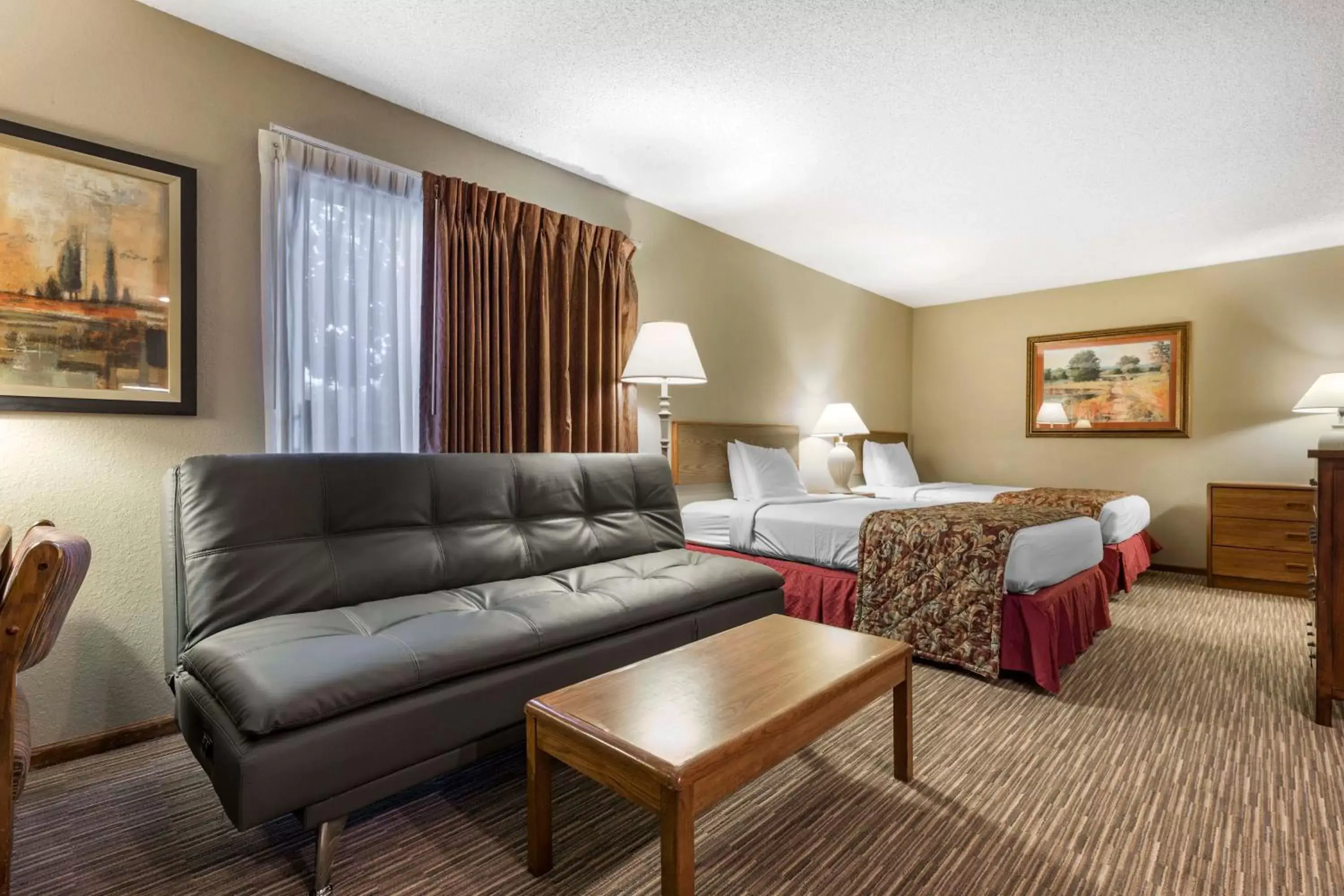 Seating Area in Arbor Suites At The Mall