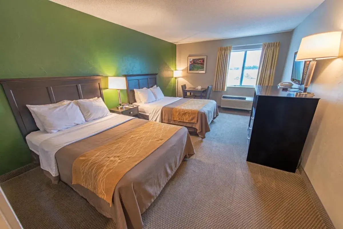 Day, Bed in Boarders Inn & Suites by Cobblestone Hotels - Munising