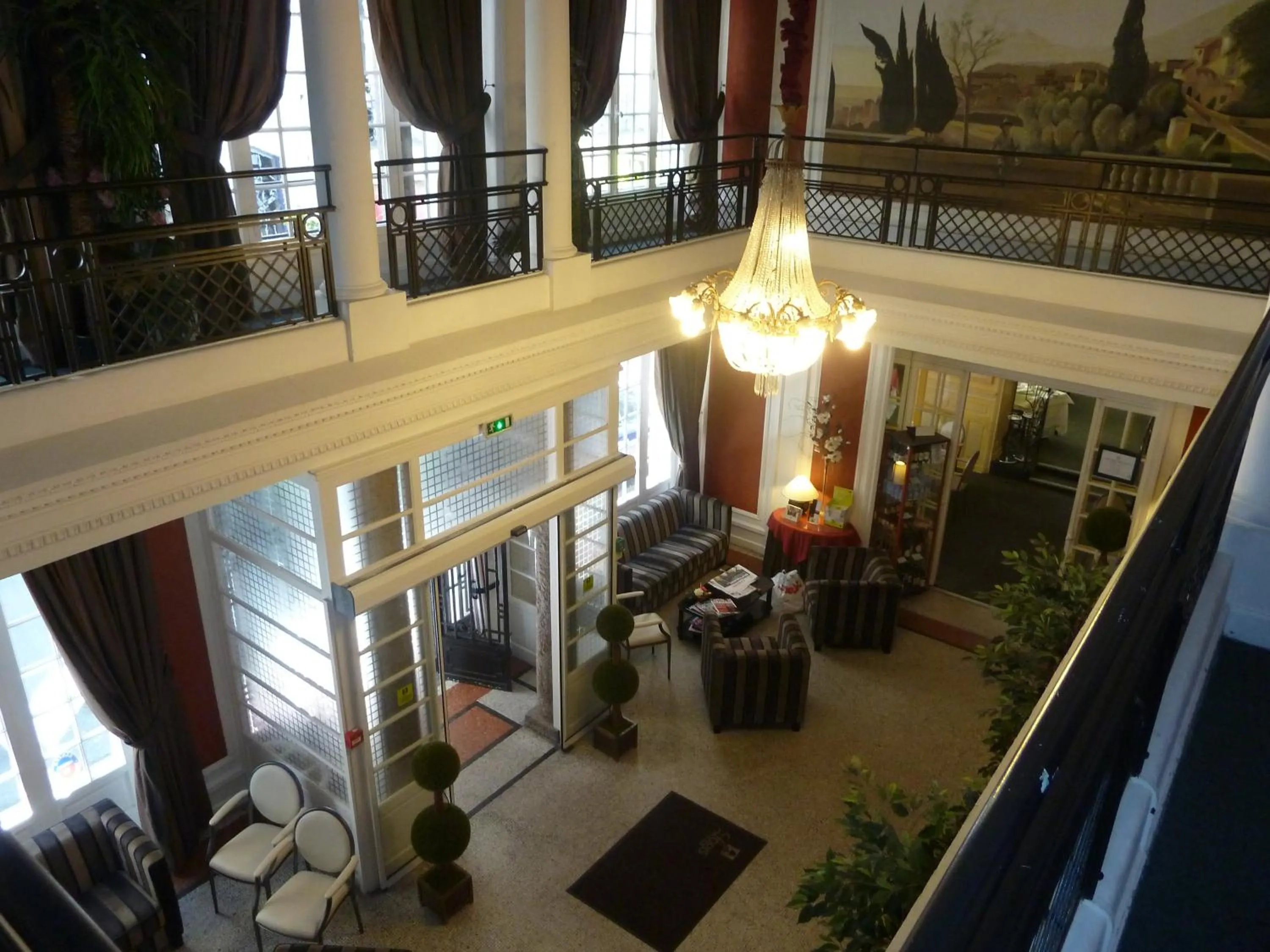 Lobby or reception in Logis Le Midland