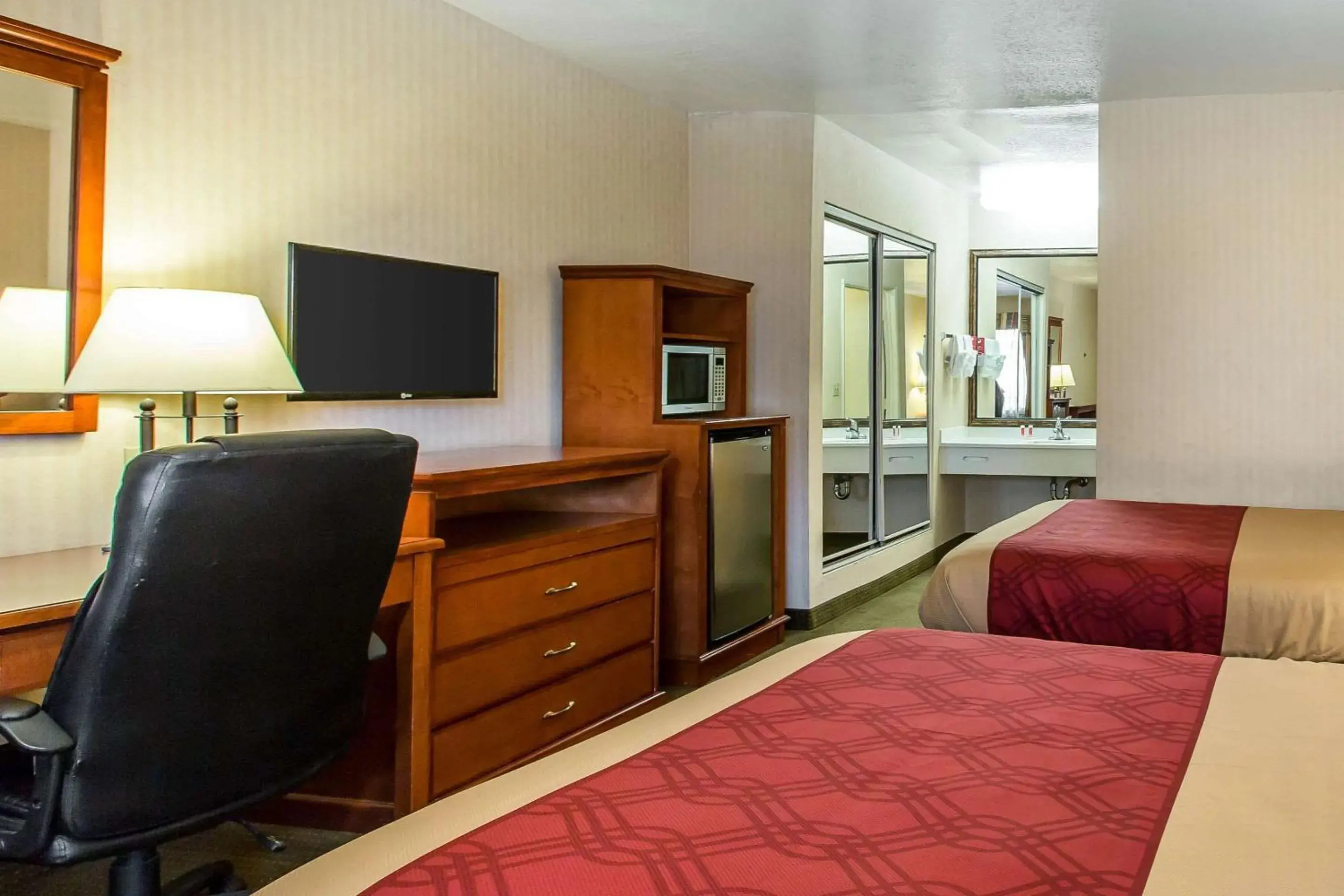 Photo of the whole room, Bed in Econo Lodge Inn & Suites Riverside - Corona