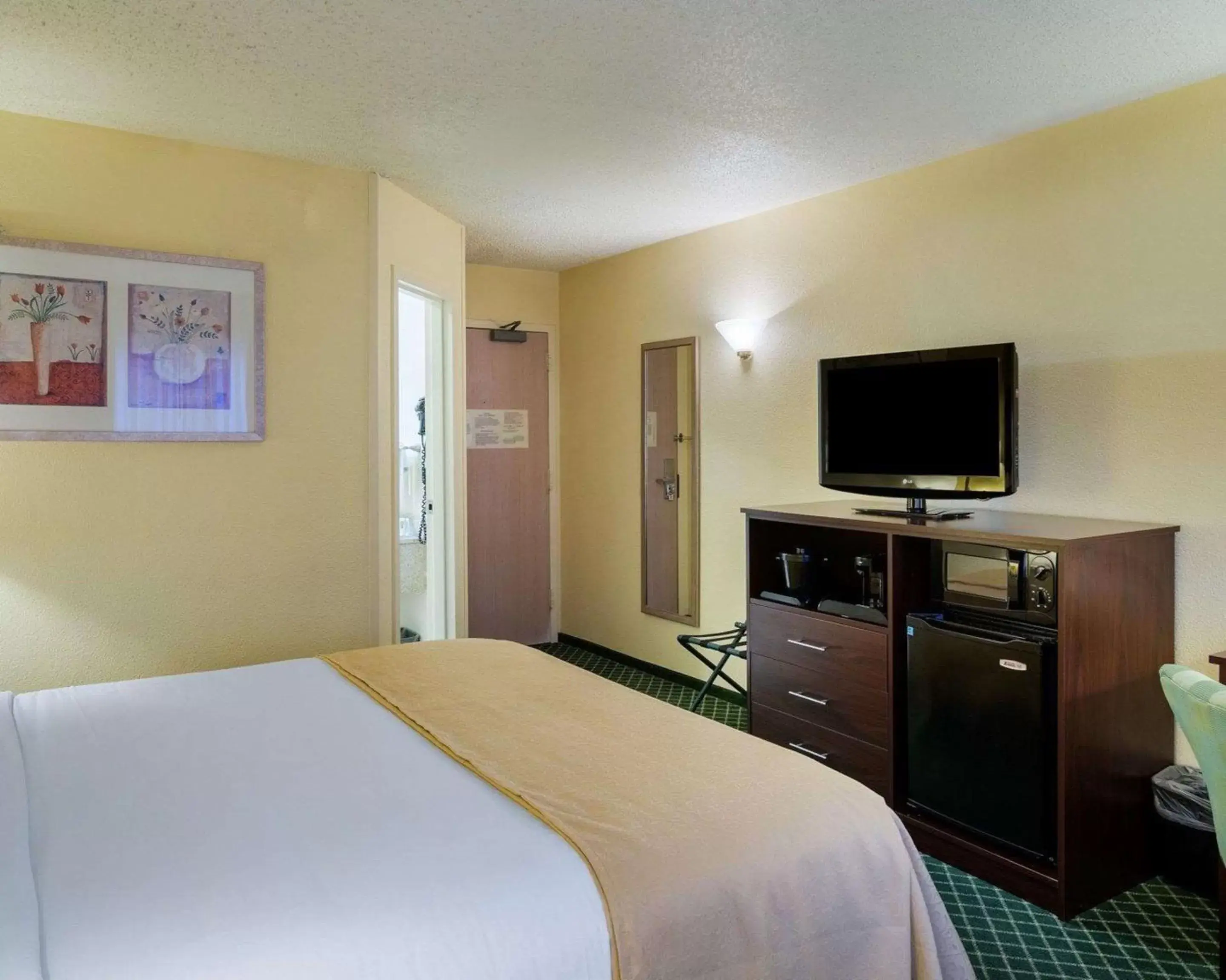 Photo of the whole room, Bed in Quality Inn Newark