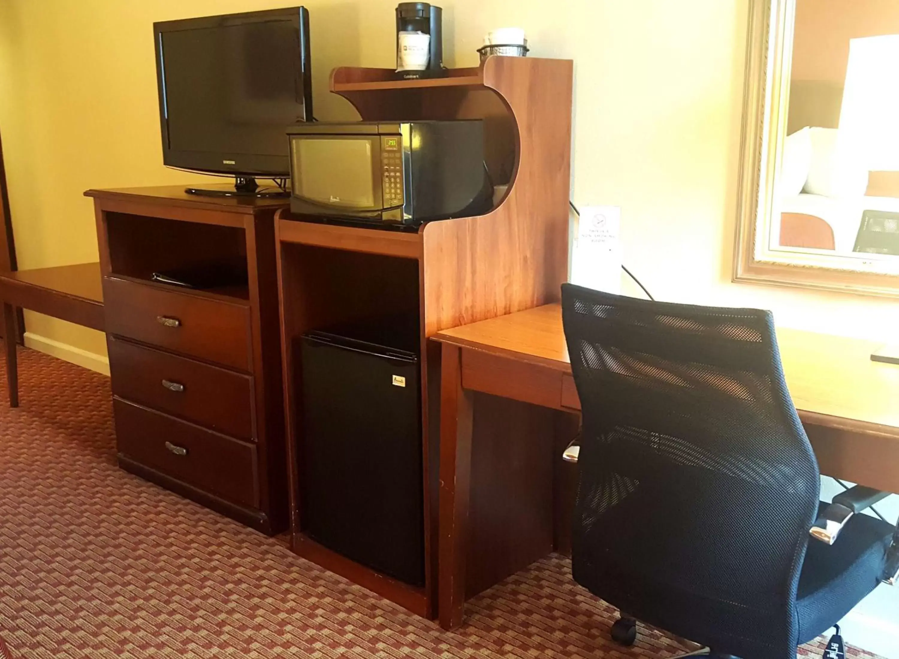 Photo of the whole room, TV/Entertainment Center in Best Western Hickory