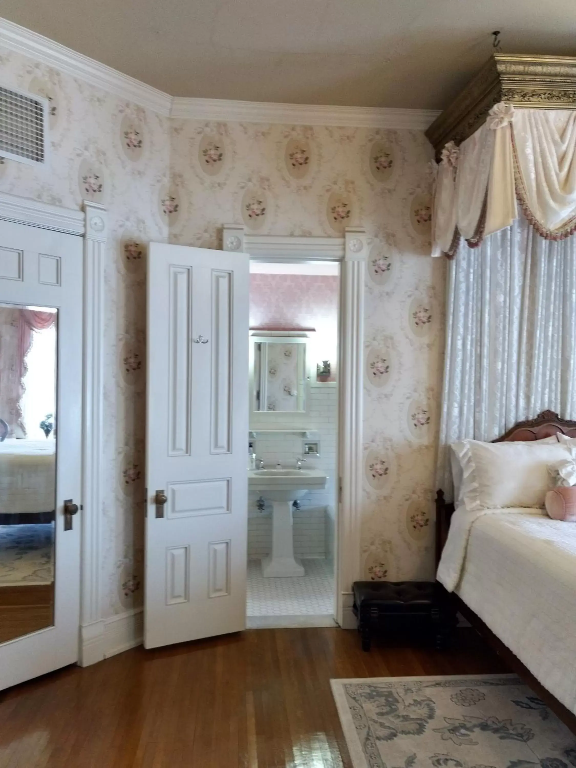 Alexander Mansion Bed & Breakfast