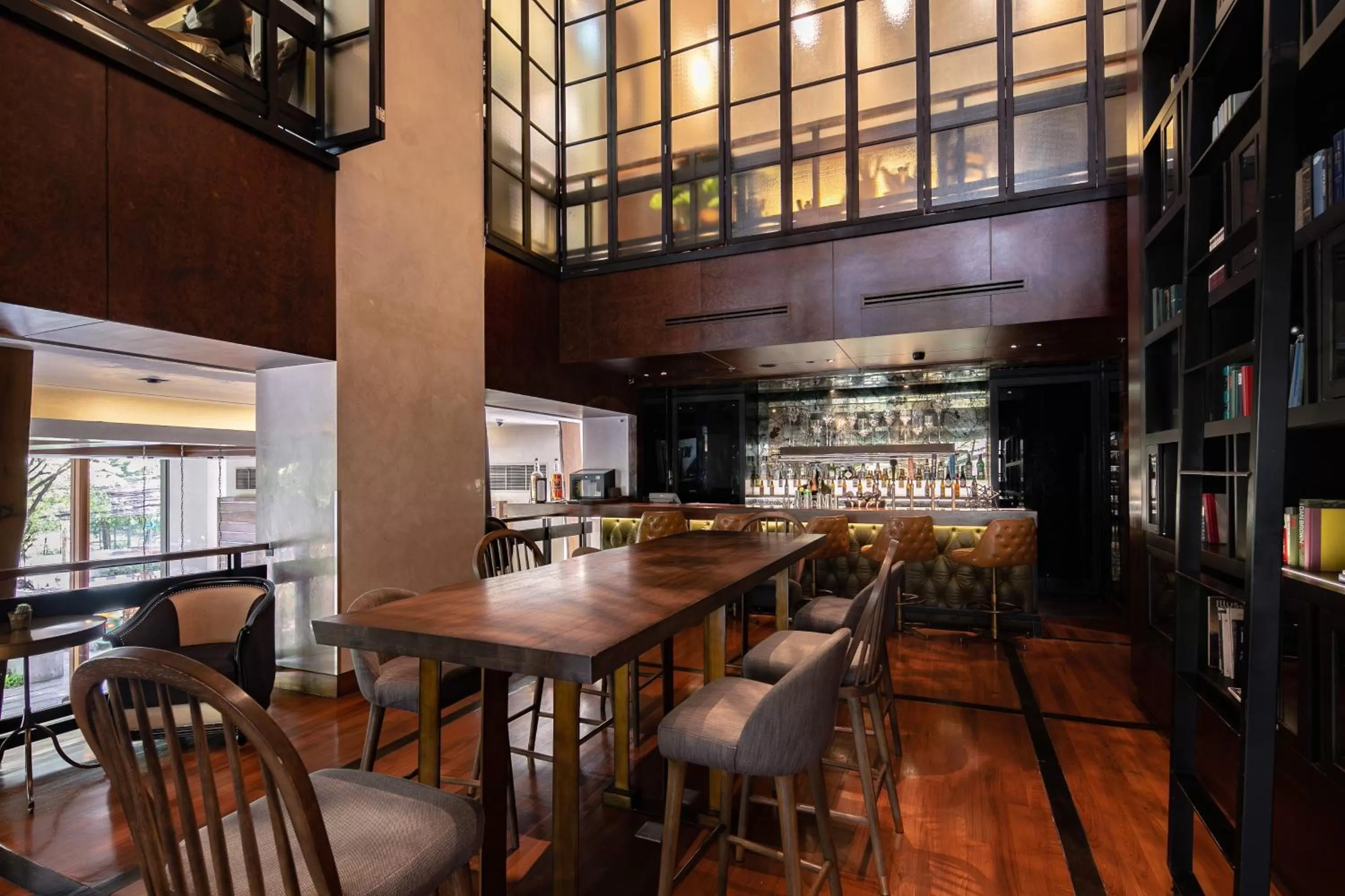 Lounge or bar in Hotel Indigo Bangkok Wireless Road by IHG