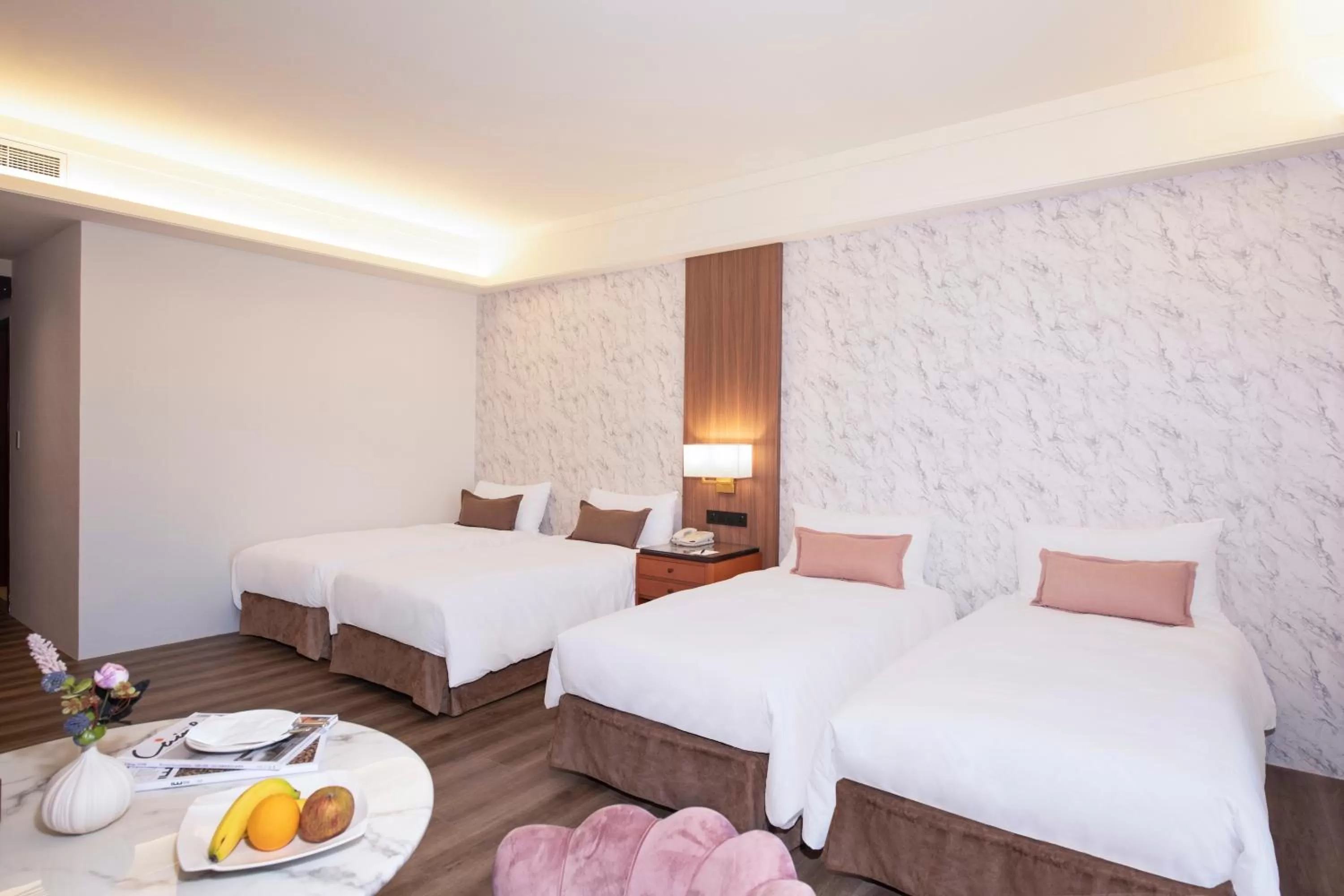 Photo of the whole room, Bed in Hamp Court Palace Taipei