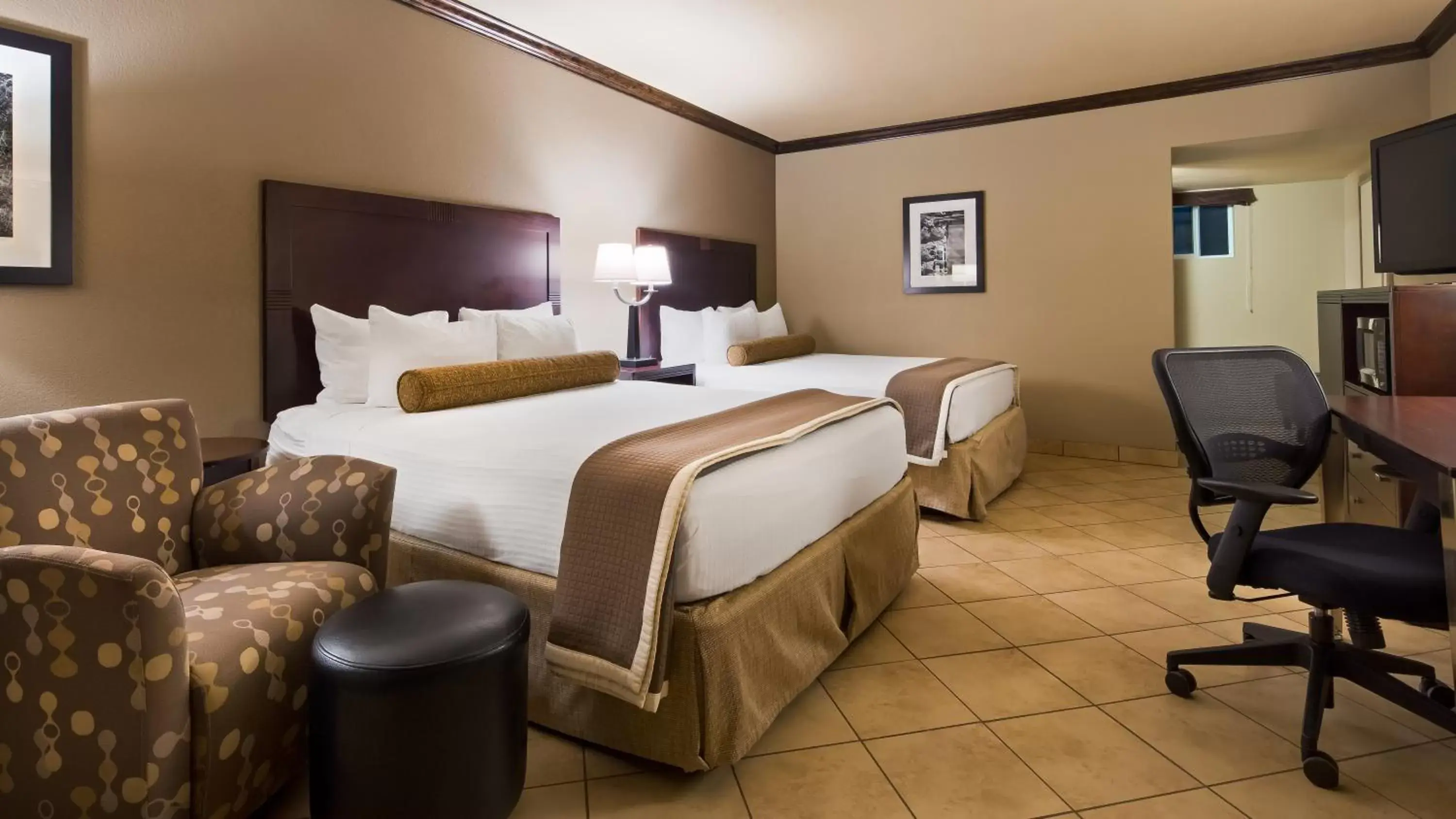 Bedroom, Bed in Best Western Plus Raton Hotel