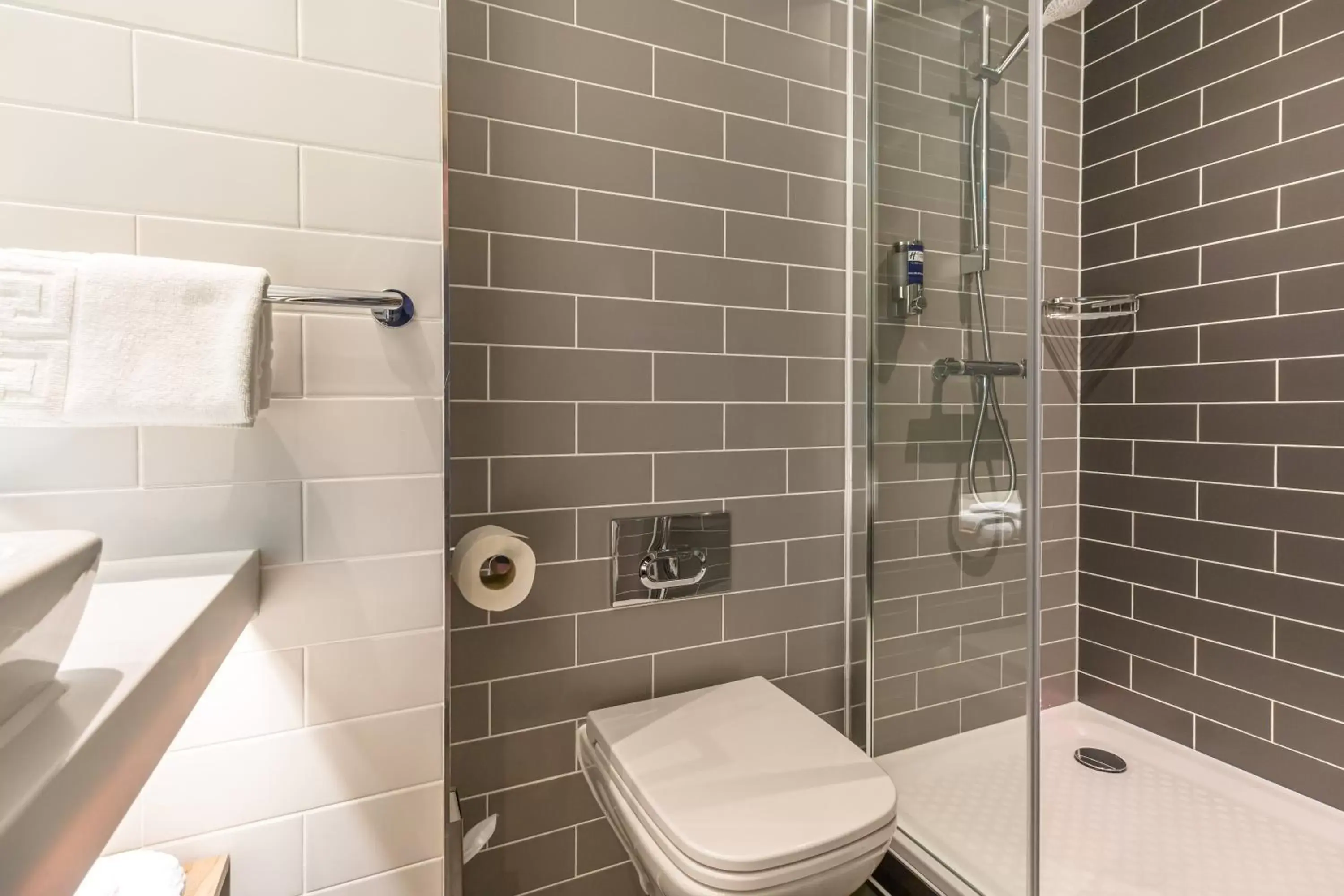 Bathroom in Holiday Inn Express - Bodmin - Victoria Junction, an IHG Hotel