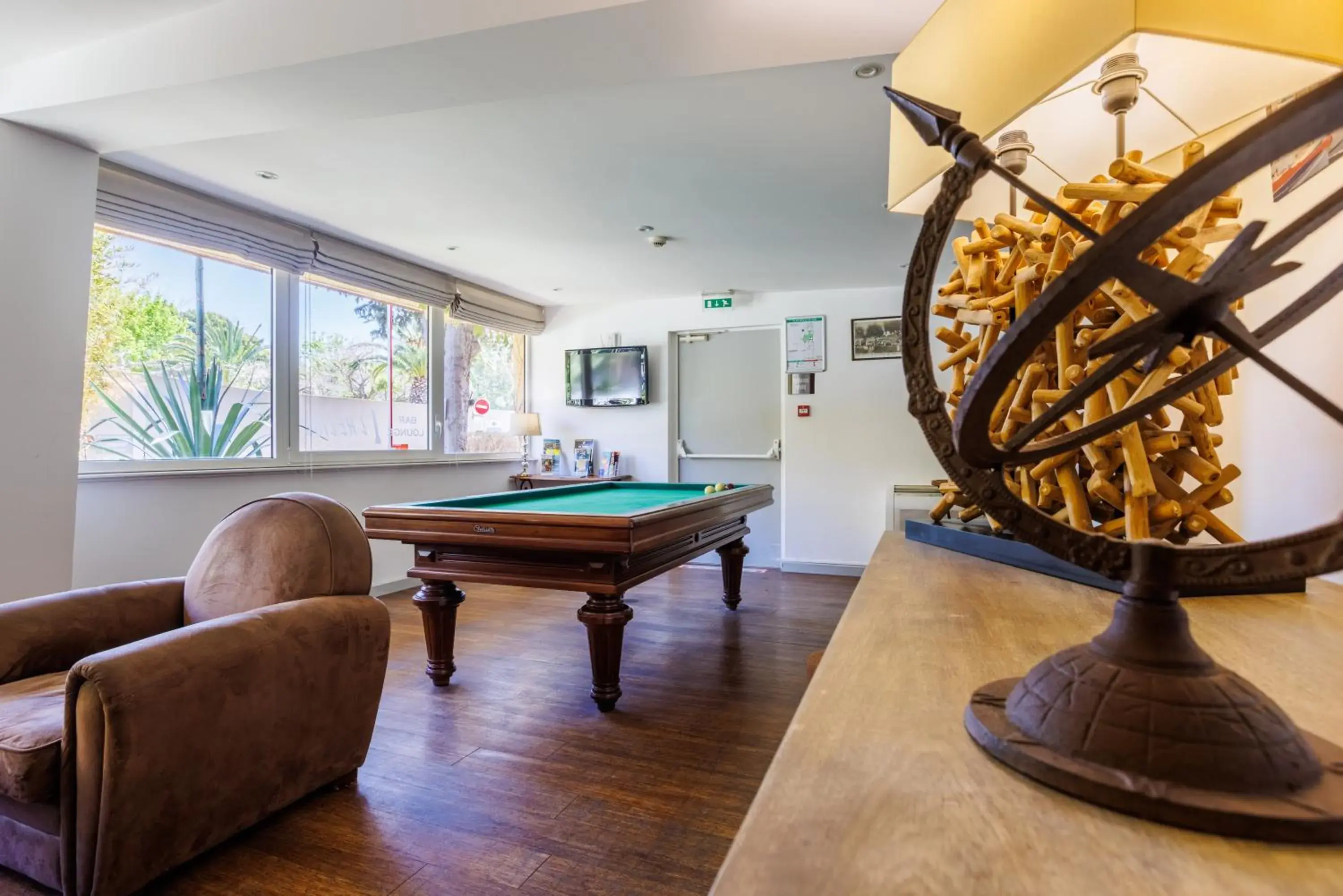 Communal lounge/ TV room, Billiards in Hotel SPA Plage St Jean