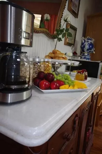 Kitchen/Kitchenette in Astoria Retreat Bed & Breakfast