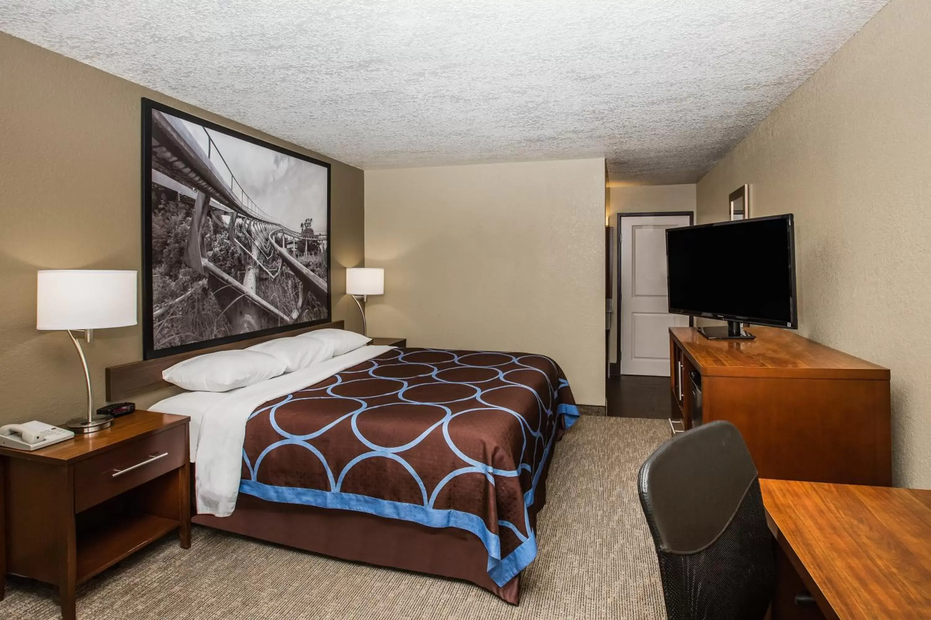 Photo of the whole room, Bed in Super 8 by Wyndham Altoona