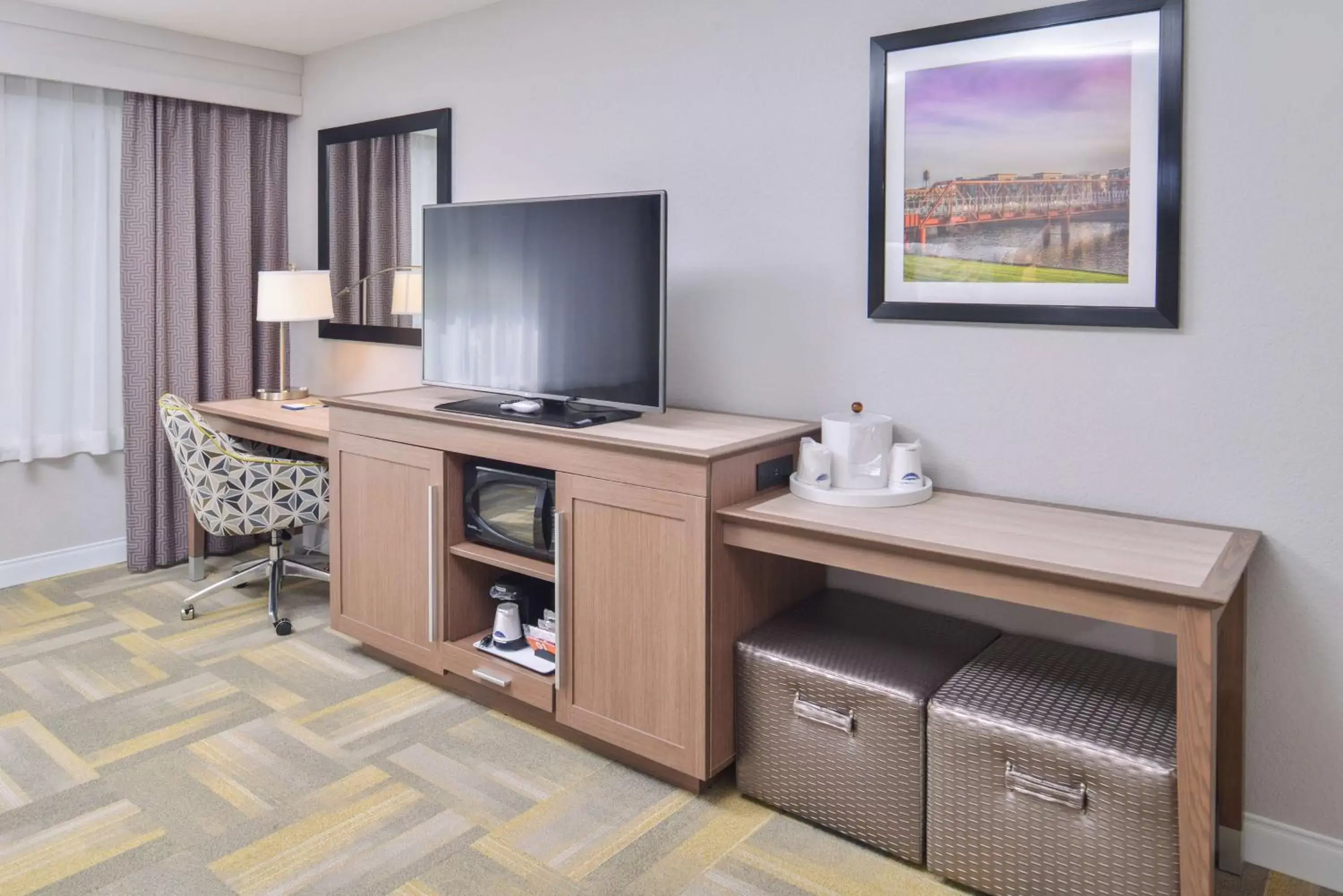Bed, TV/Entertainment Center in Hampton Inn and Suites Altoona-Des Moines by Hilton