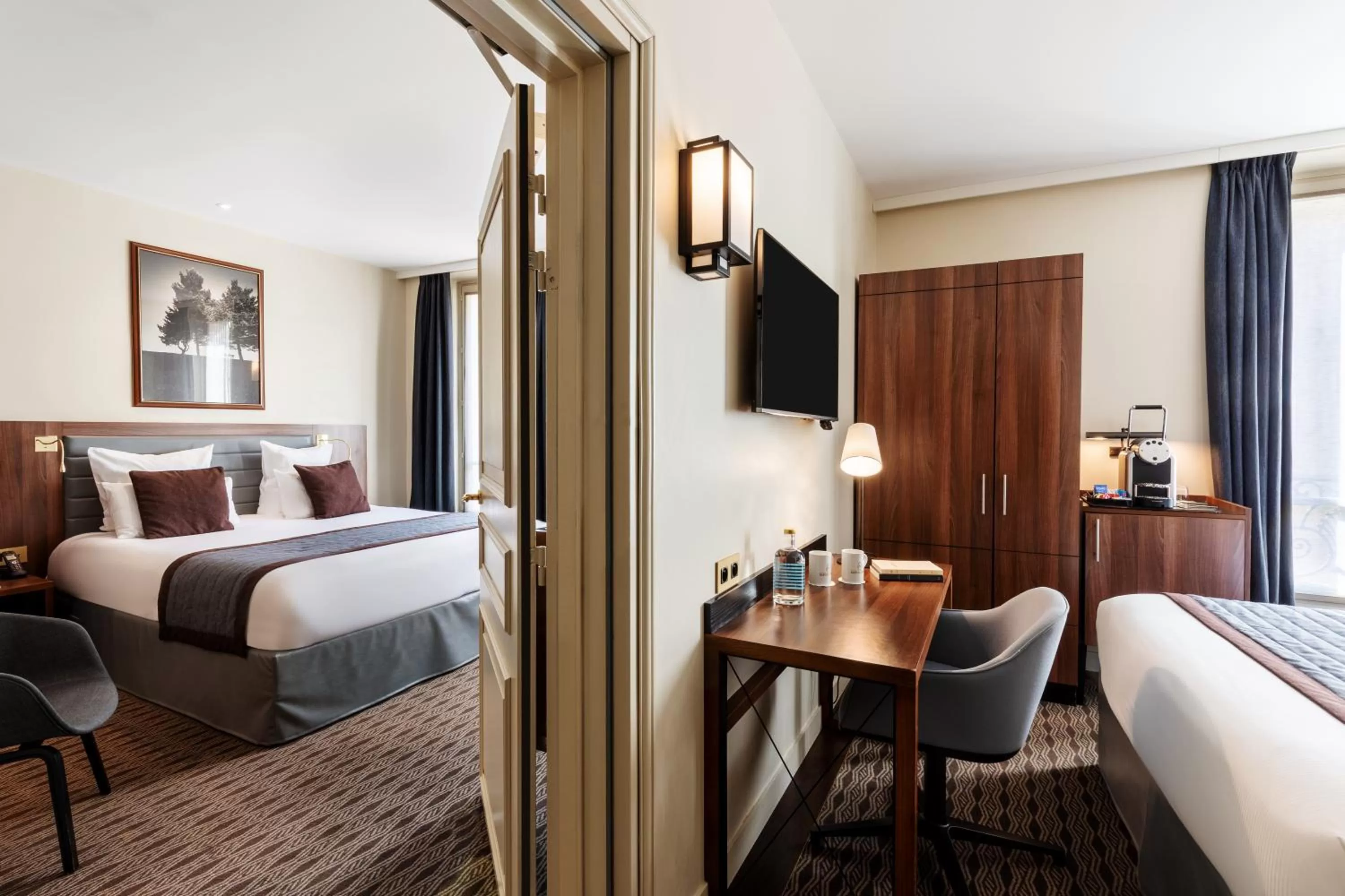 Photo of the whole room, Bed in Hôtel Mayflower Opera