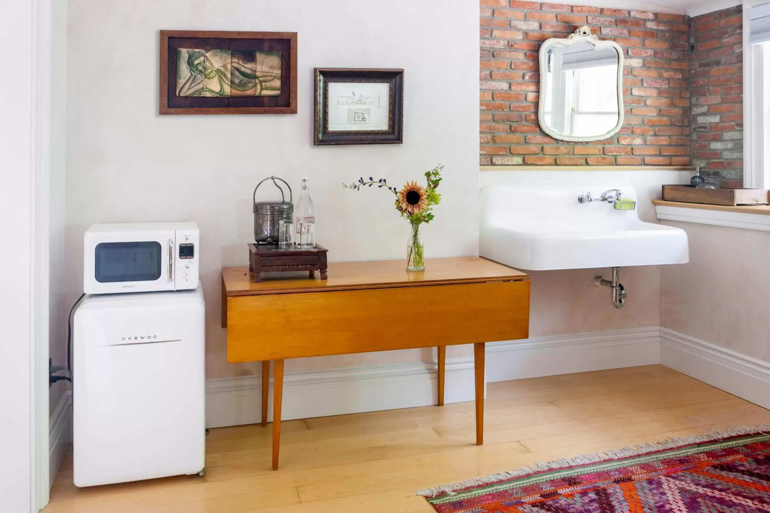 Kitchen or kitchenette, Bathroom in Argos Inn - Ithaca's Boutique Hotel