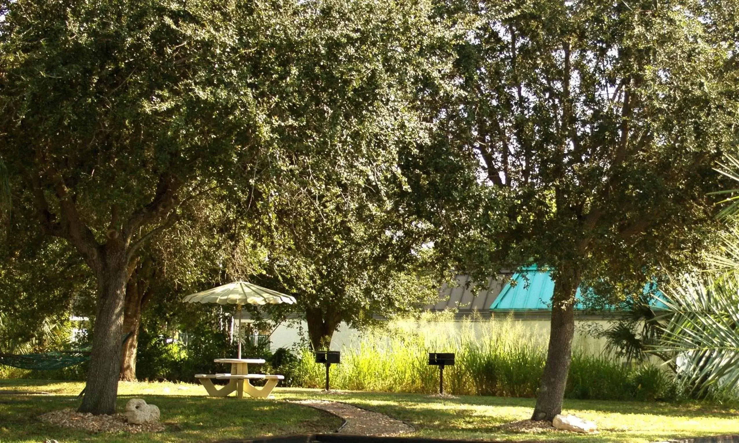 BBQ facilities, Garden in At Home Inn - Fort Pierce