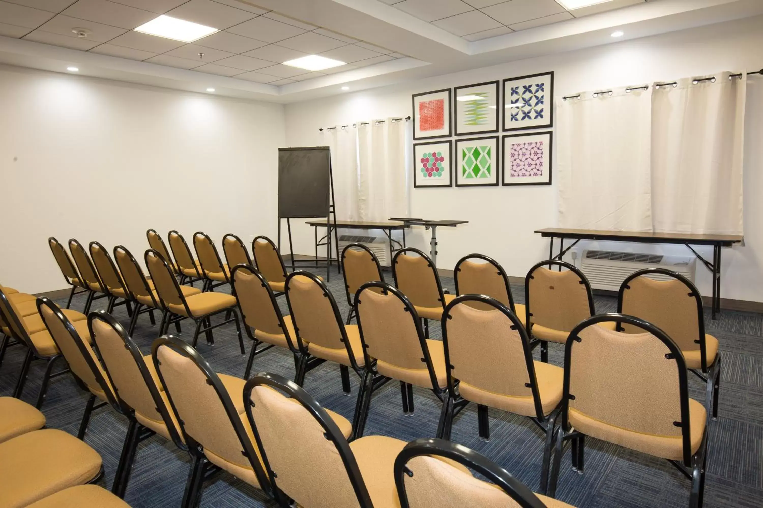 Meeting/conference room in Holiday Inn Express Hotel & Suites Hesperia, an IHG Hotel