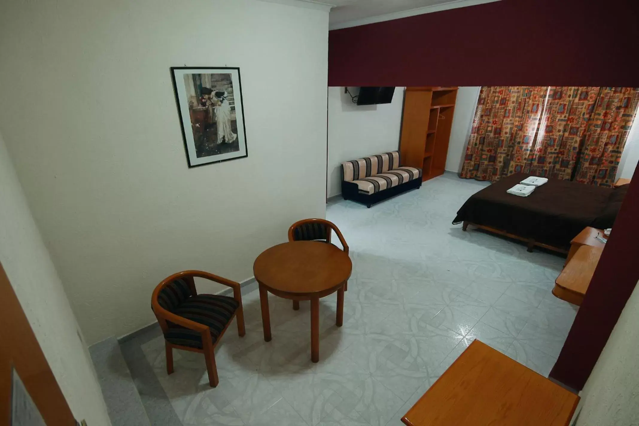 Bed, Seating Area in HOTEL EL CONQUISTADOR MONARCA.