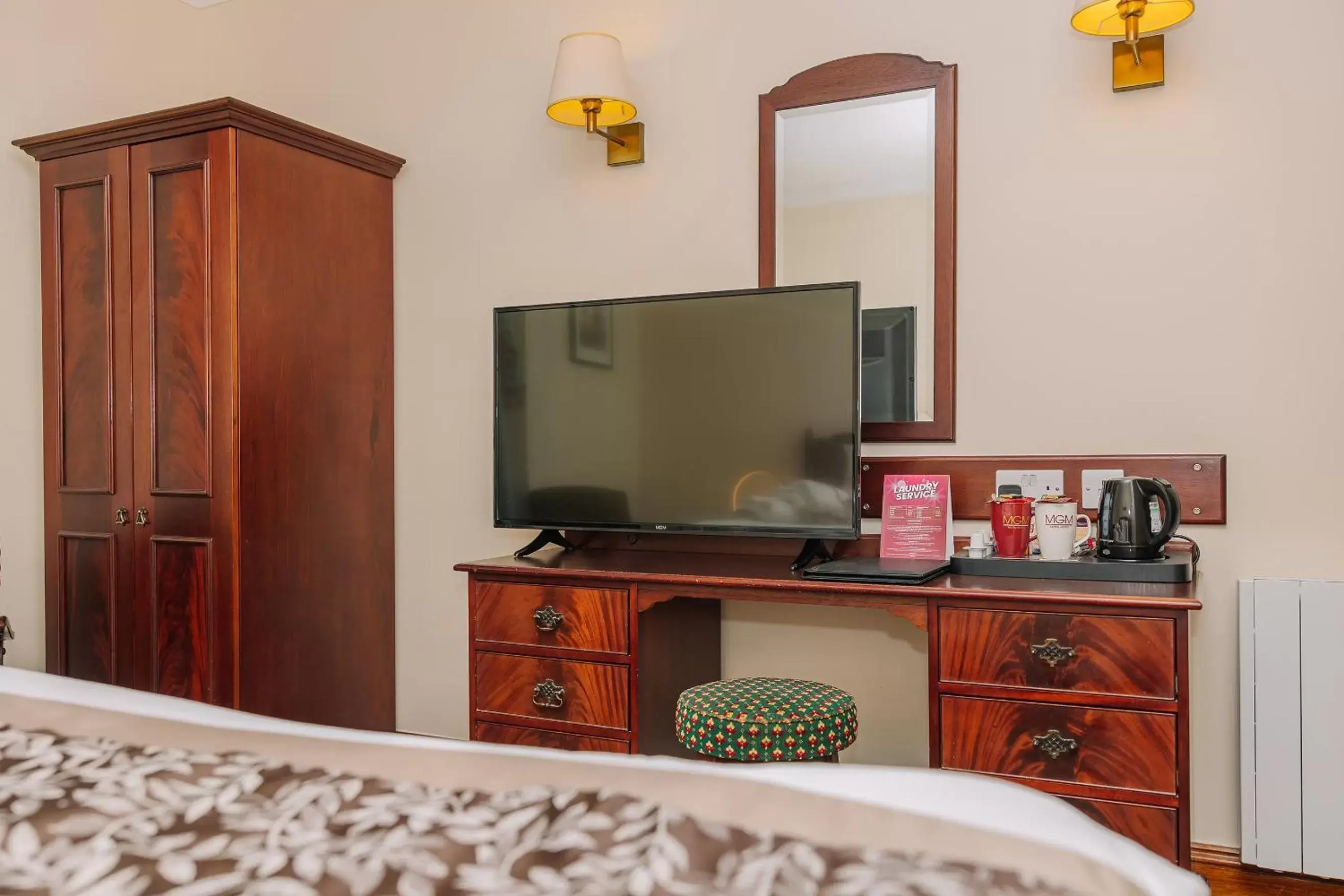 Bedroom, TV/Entertainment Center in Muthu Alexandra Hotel