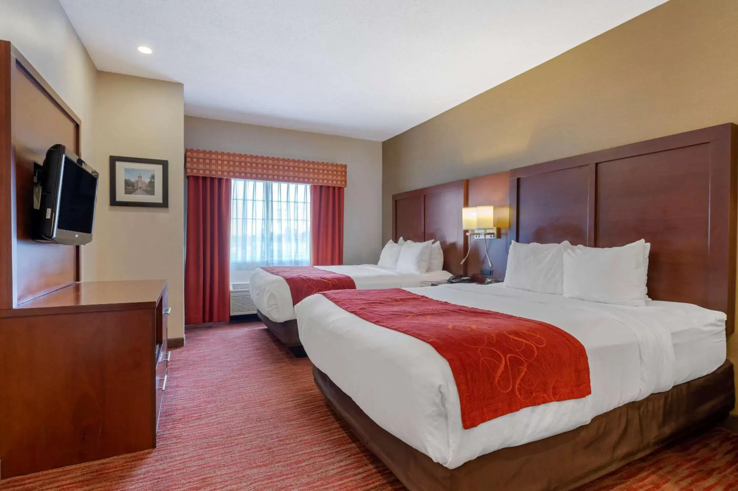 Photo of the whole room, Bed in Comfort Suites Columbus