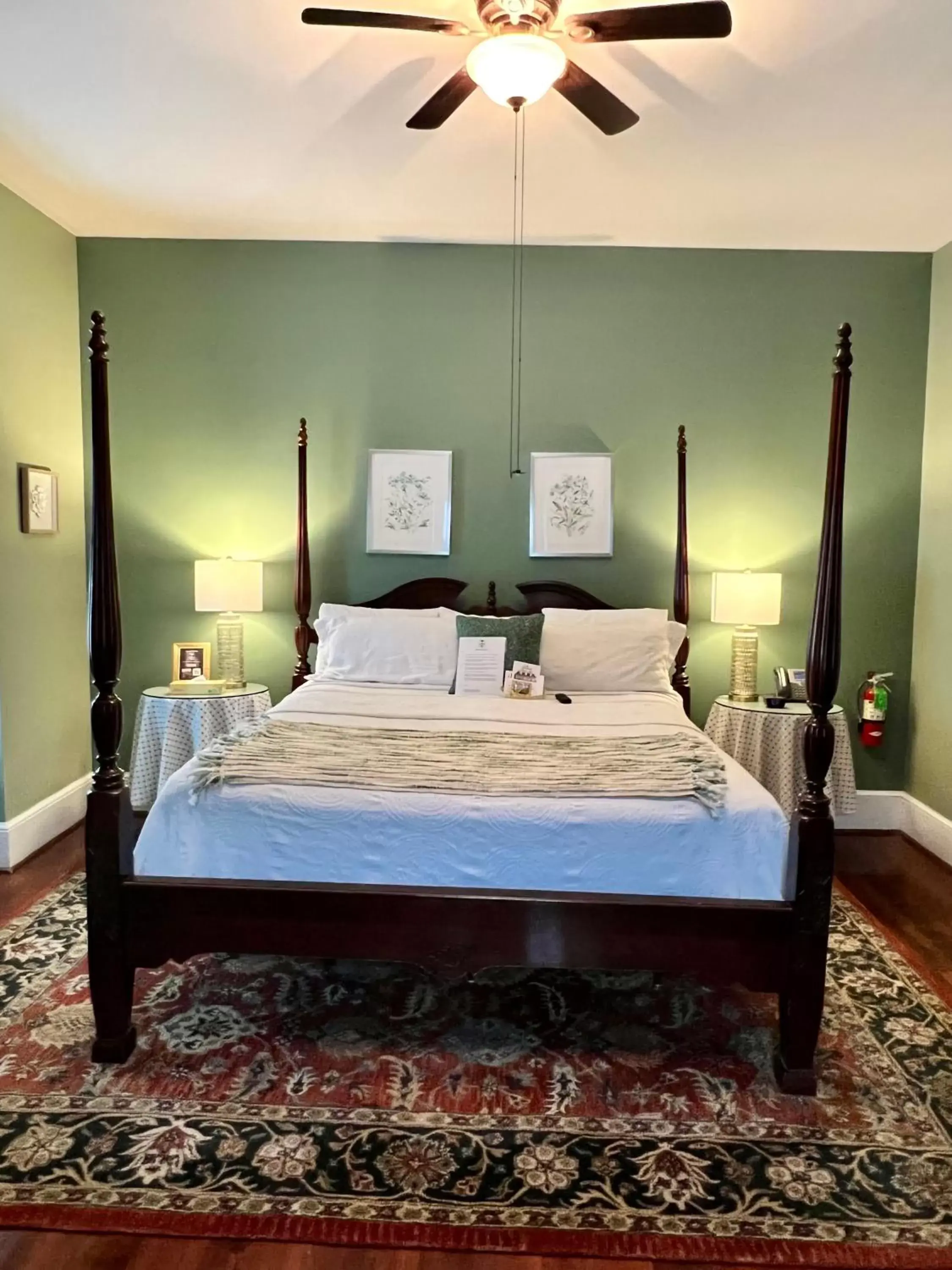 Bed in Barksdale House Inn