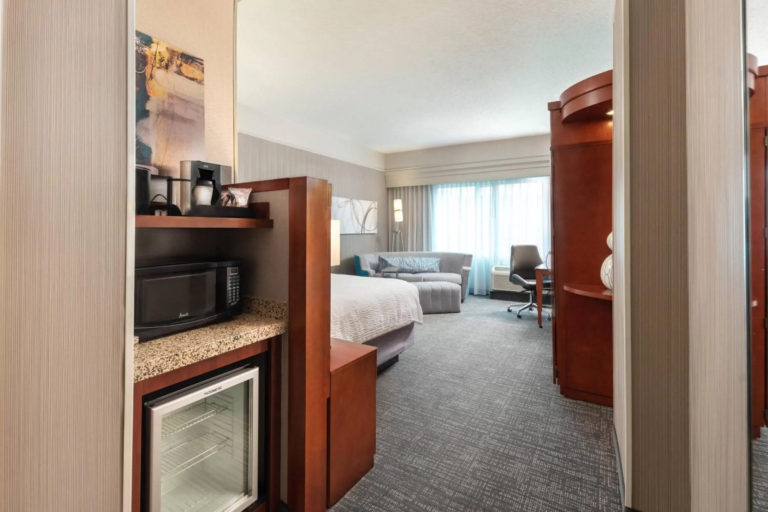 Photo of the whole room, Bed in Courtyard by Marriott Greenville Downtown