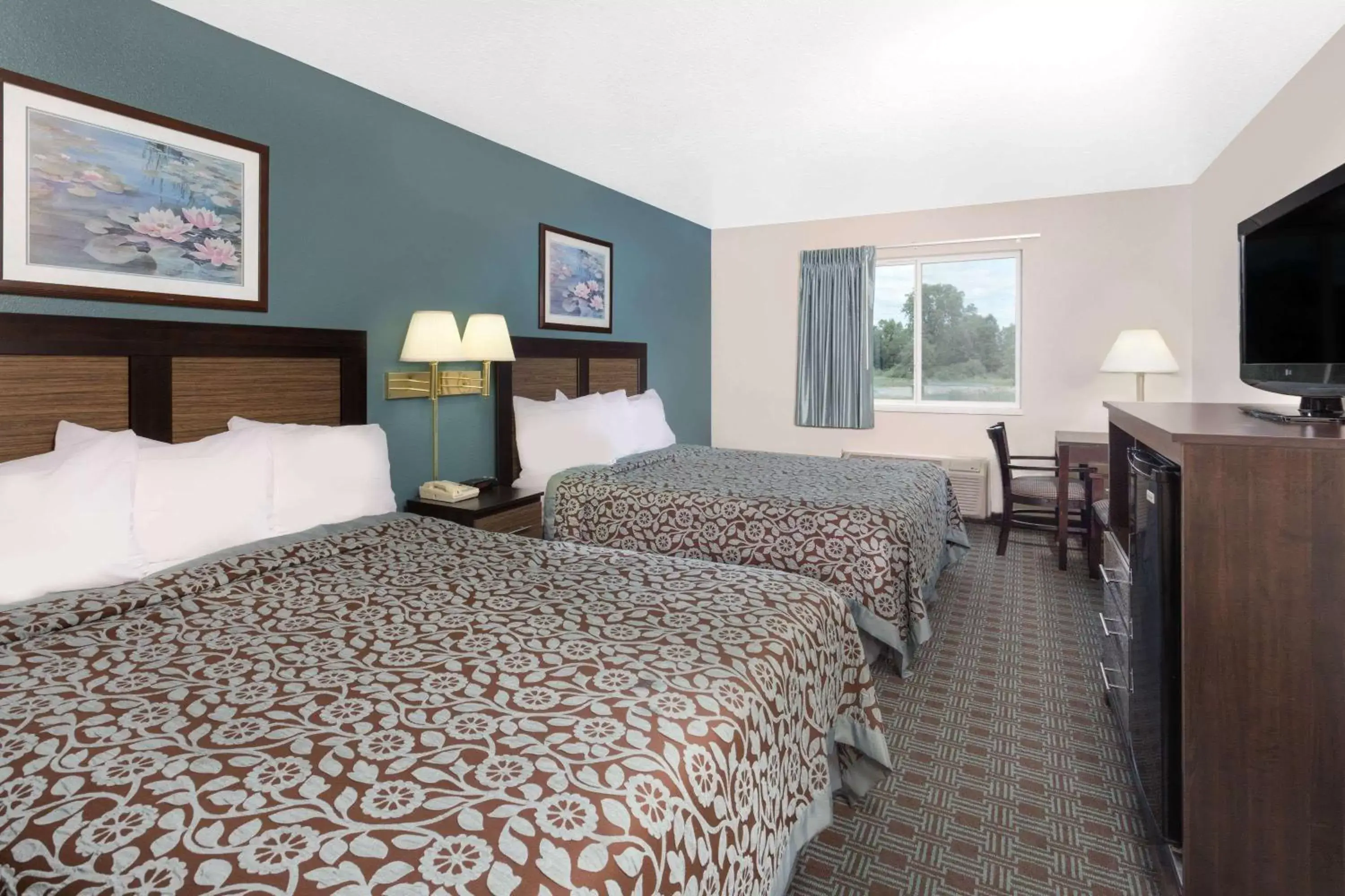 Photo of the whole room, Bed in Days Inn by Wyndham Neenah