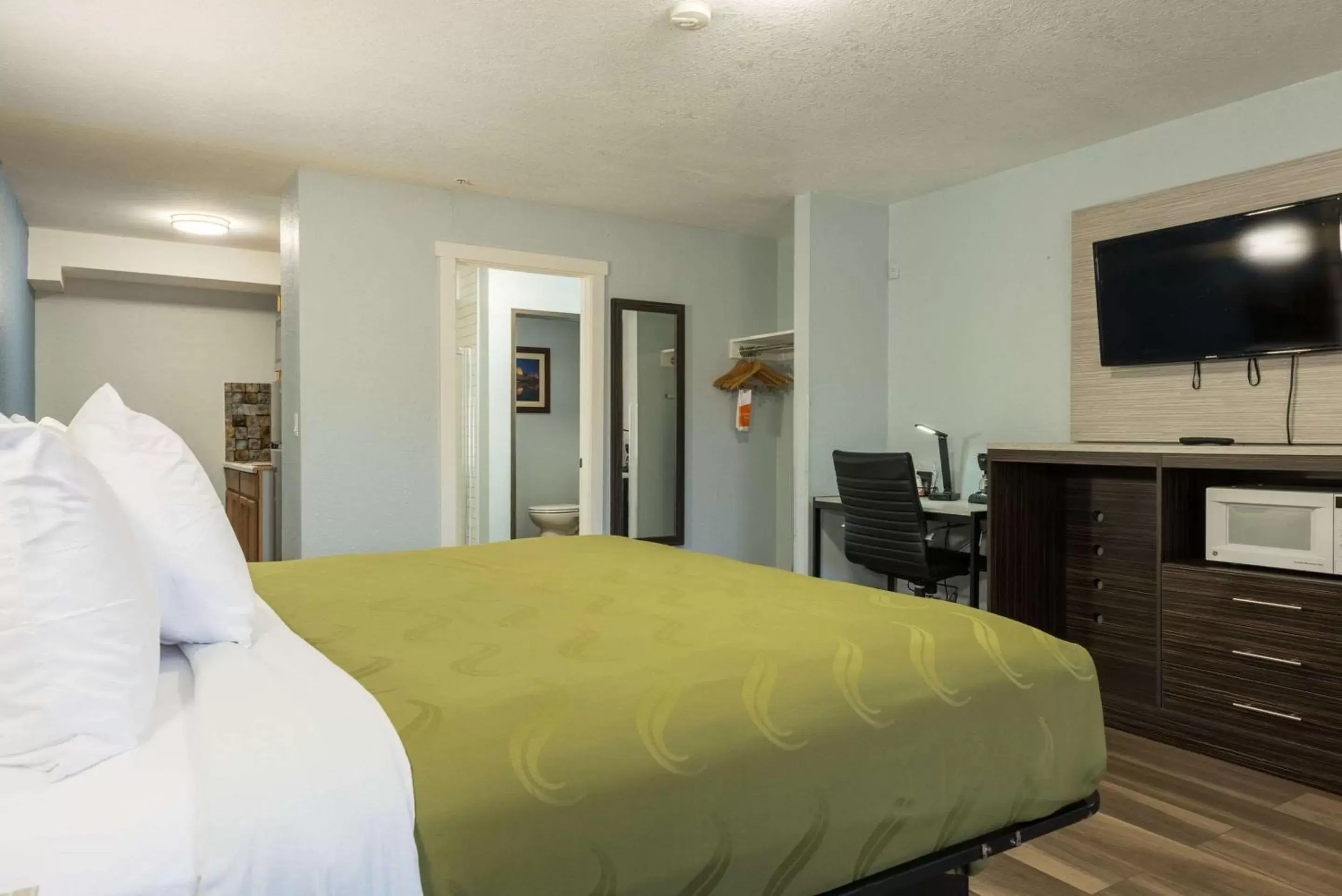 Bedroom, Bed in Quality Inn & Suites Manitou Springs at Pikes Peak