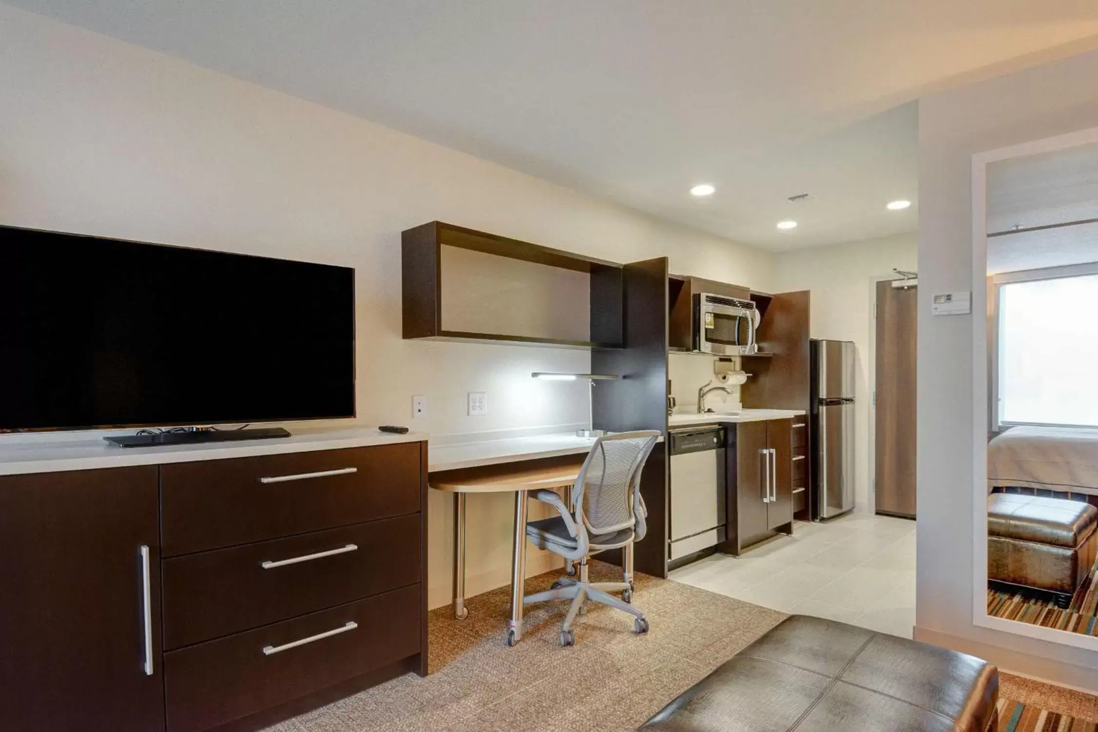 Living room, TV/Entertainment Center in Home2 Suites by Hilton Irving/DFW Airport North