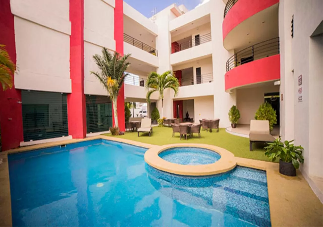 Swimming pool in Hotel Grand Marlon