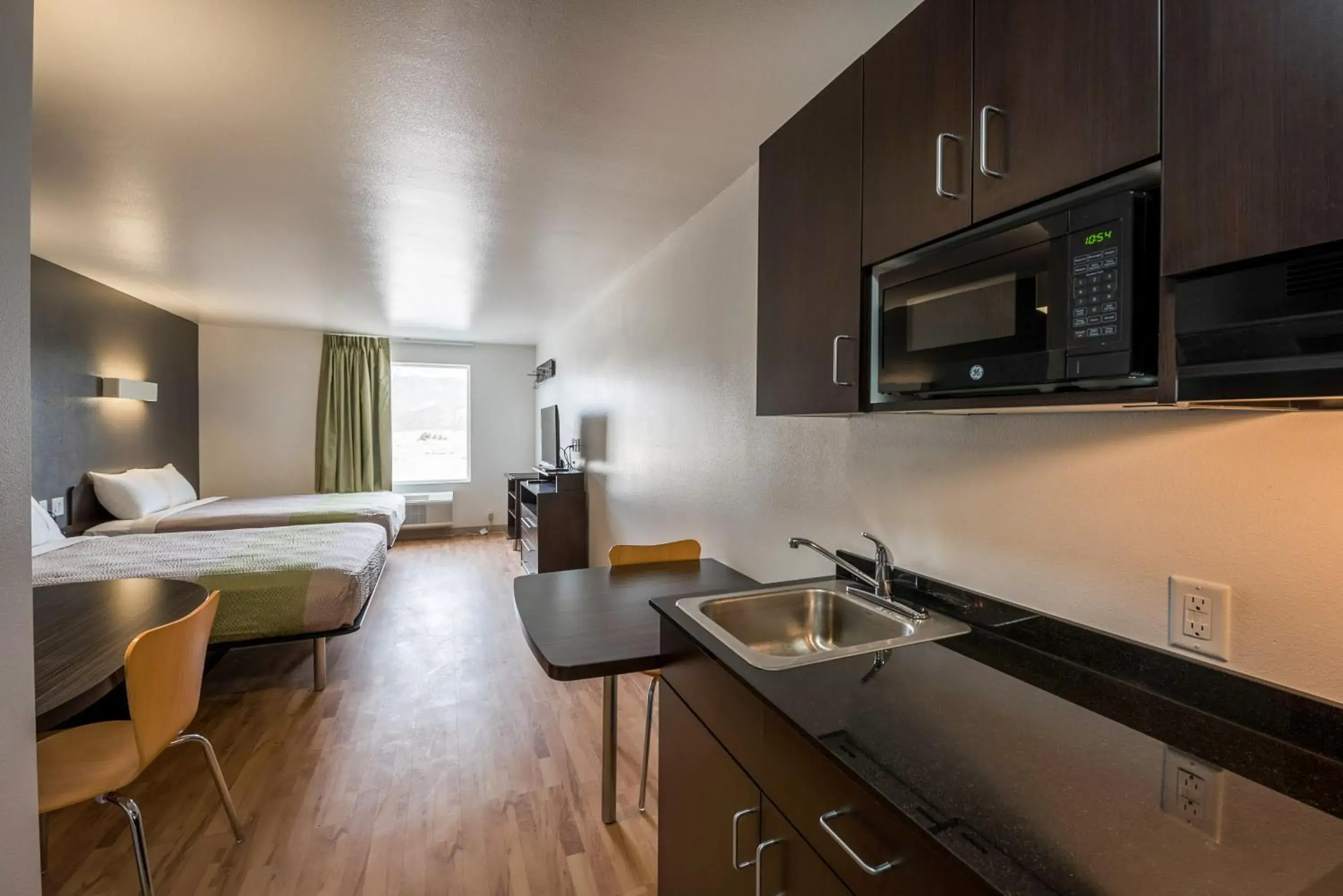 Bedroom, Kitchen/Kitchenette in Studio 6-Mccarran, NV - Sparks - Tahoe - Reno Industrial Center