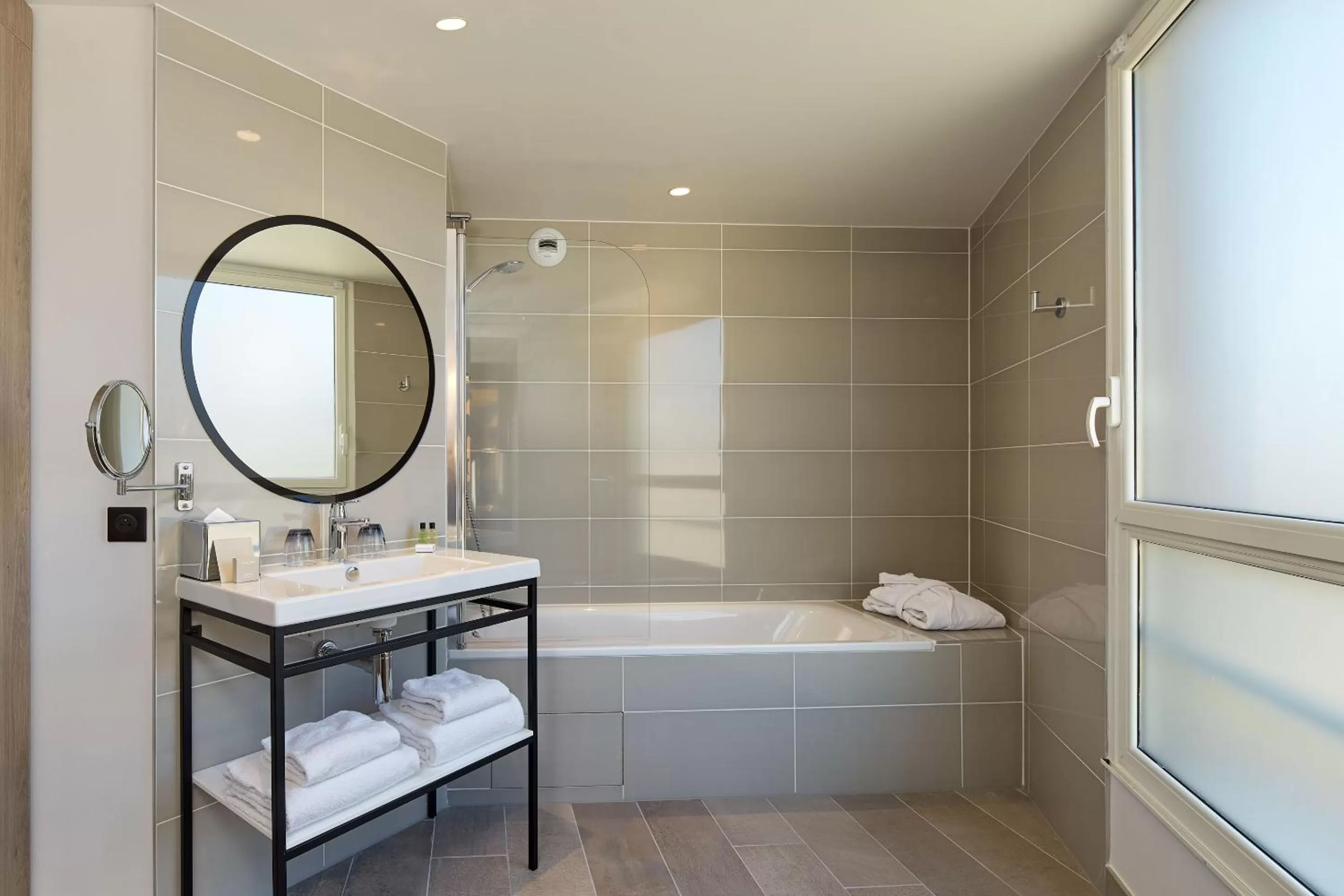 Shower in Auteuil Tour Eiffel