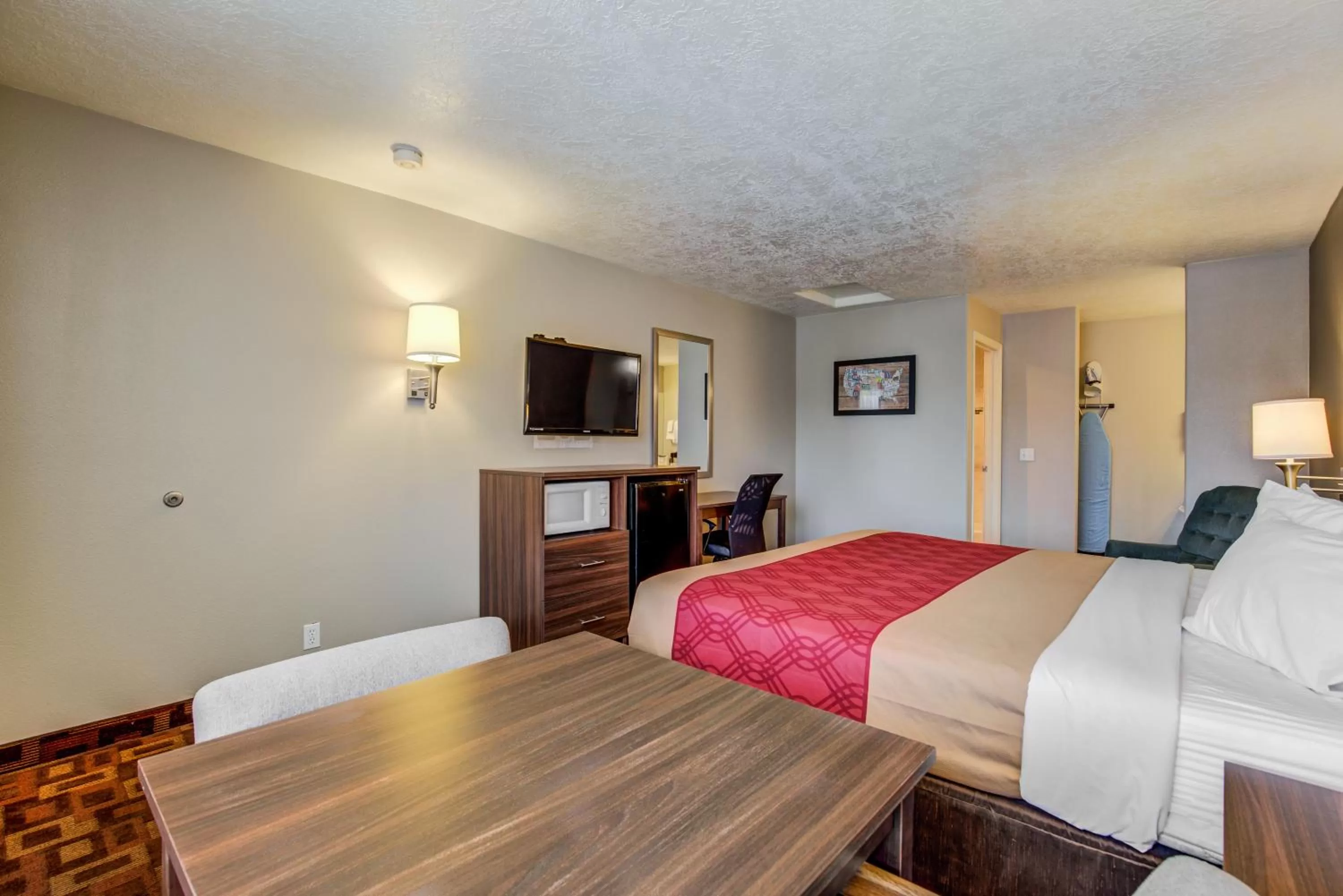 Photo of the whole room, Bed in Econo Lodge St George North - Near Pioneer Park