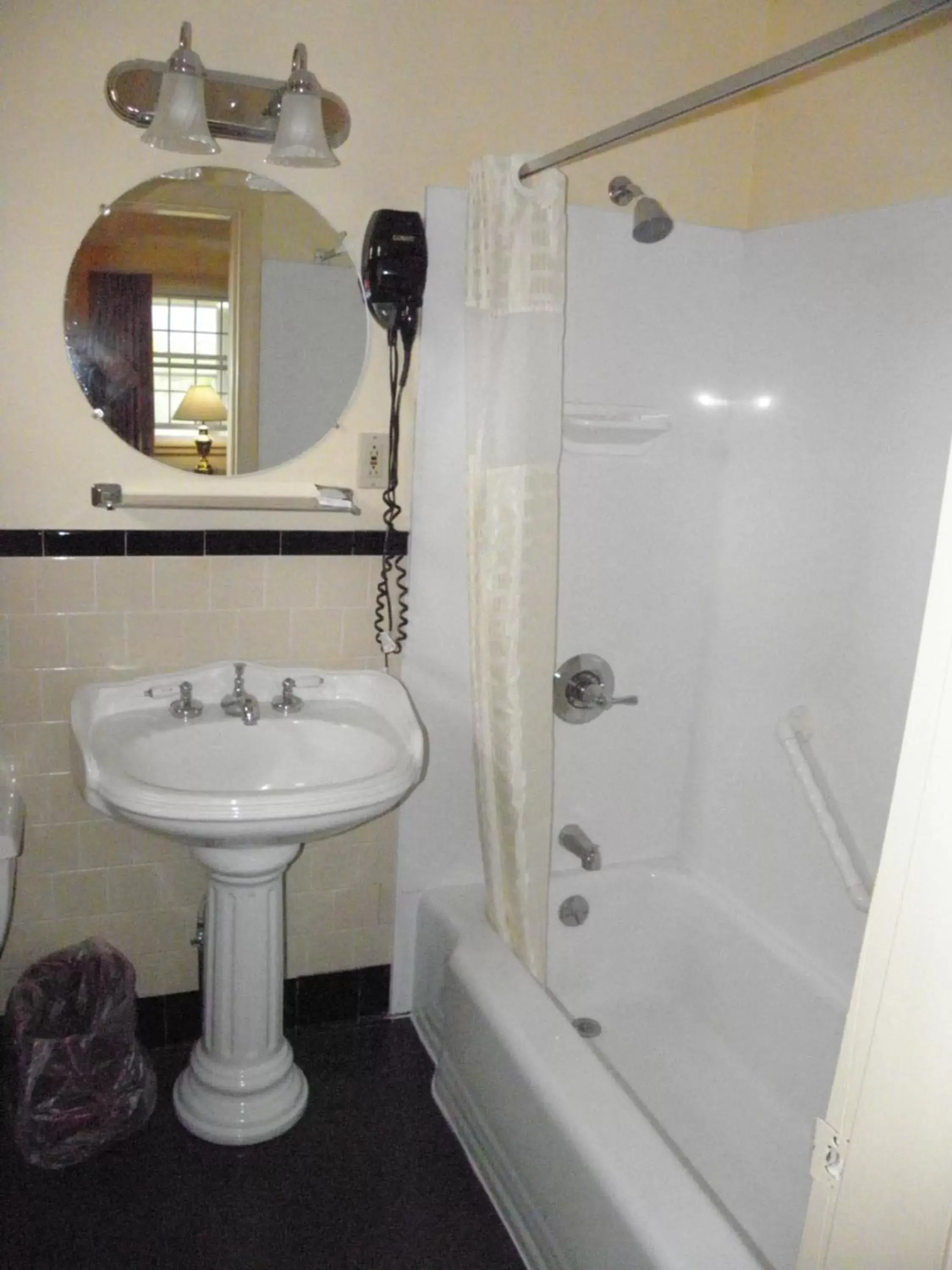 Toilet, Bathroom in Briarcliff Motel