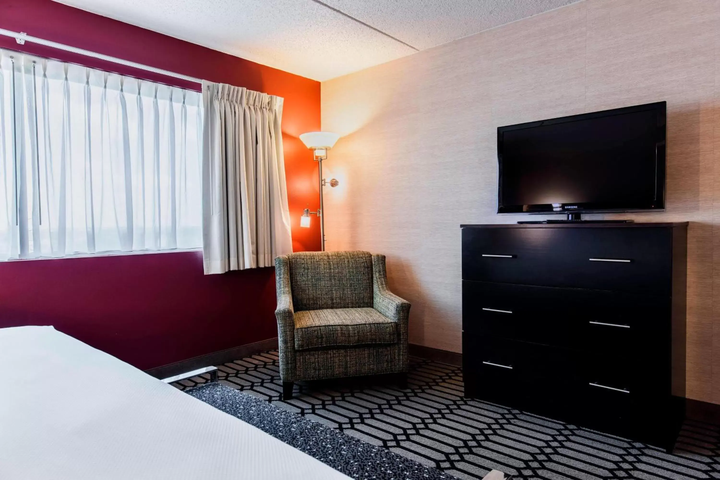Bedroom, TV/Entertainment Center in Delta Hotels by Marriott Fargo
