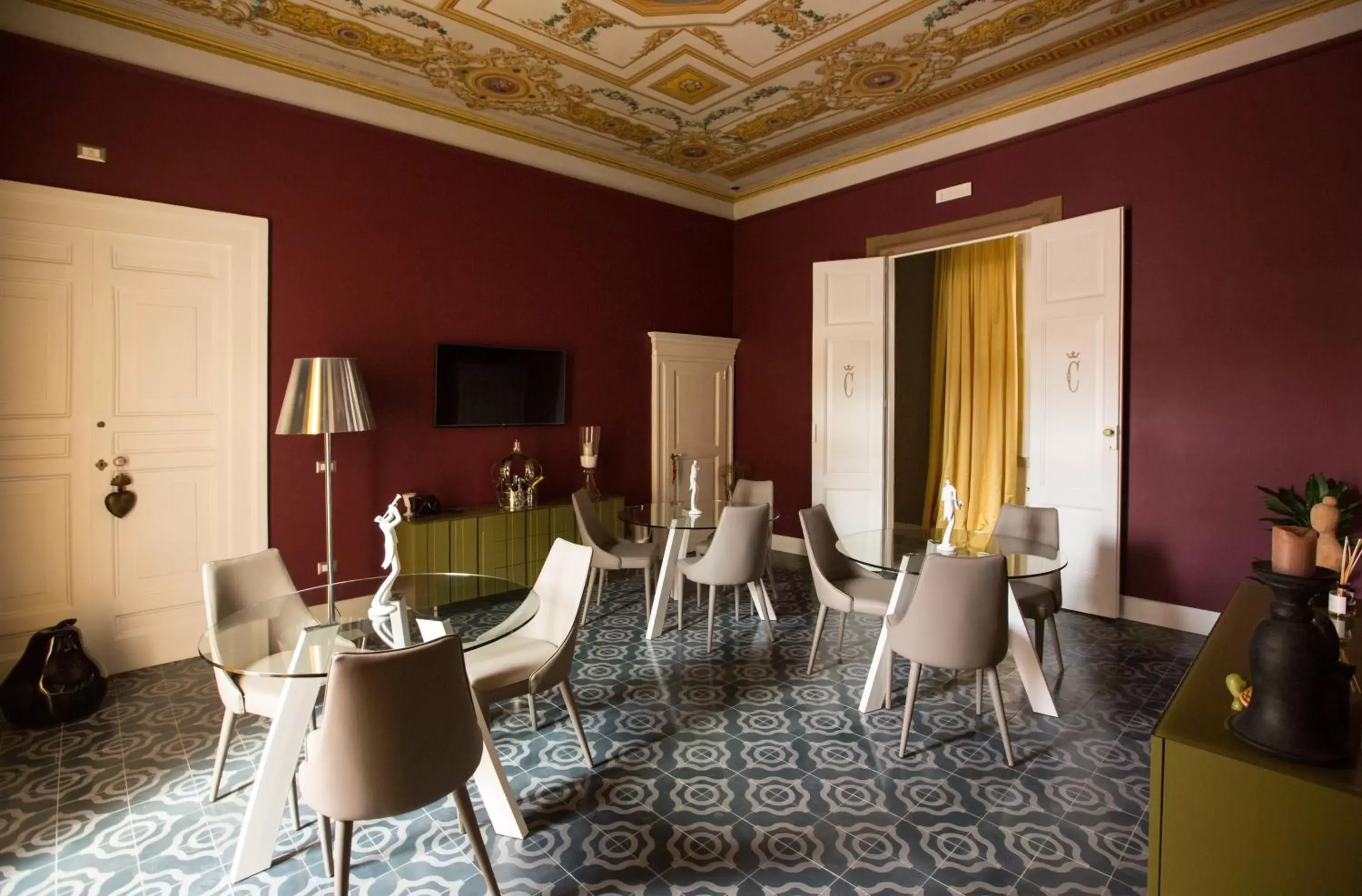 Seating Area in Palazzo Cannavina Suite & Private SPA