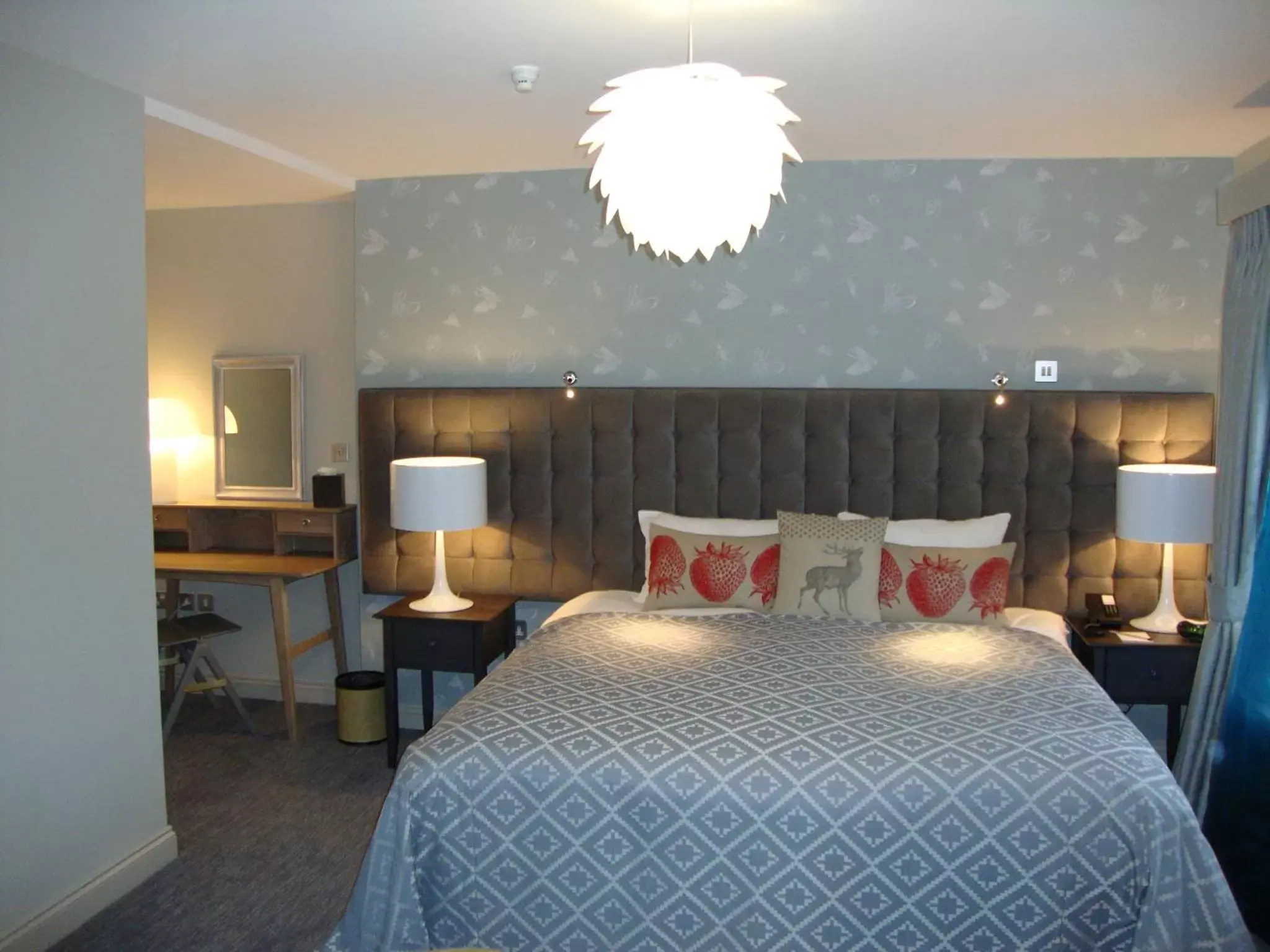 Bedroom, Bed in Coulsdon Manor Hotel and Golf Club