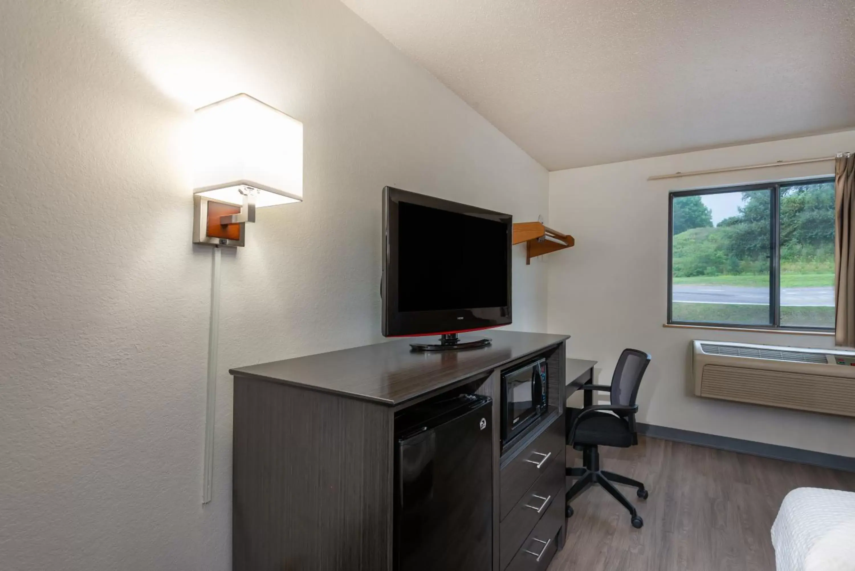 TV and multimedia, TV/Entertainment Center in Days Inn by Wyndham Somerset PA I-70 I-76