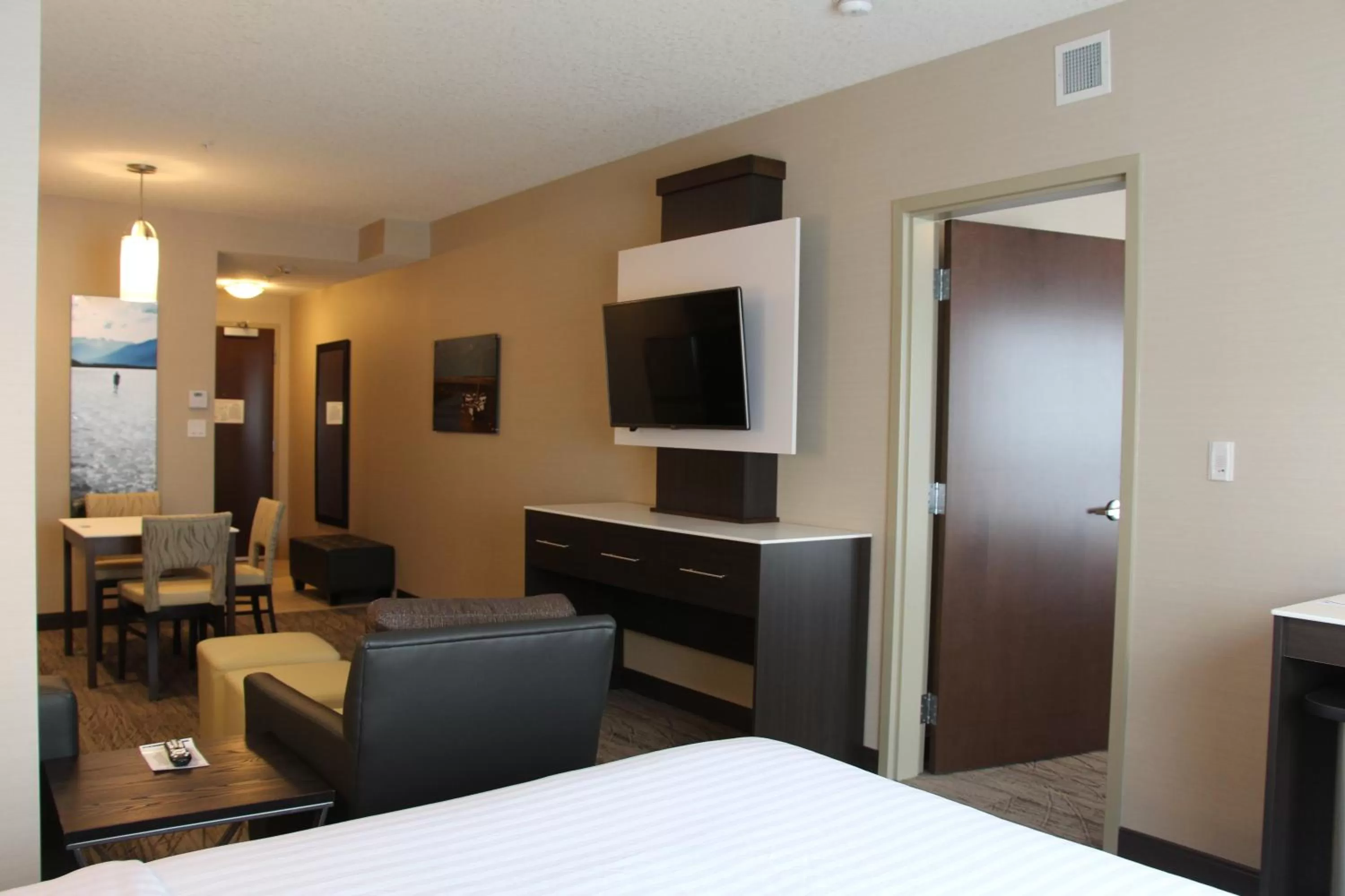 Photo of the whole room, Bed in Holiday Inn Express & Suites Cold Lake by IHG