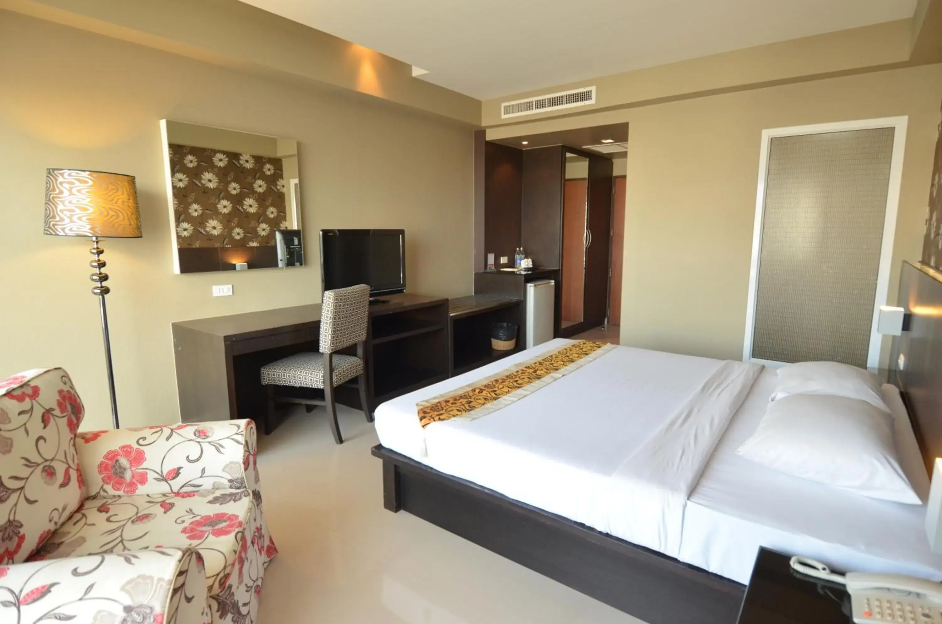 TV and multimedia, Bed in Welcome Plaza Hotel Pattaya