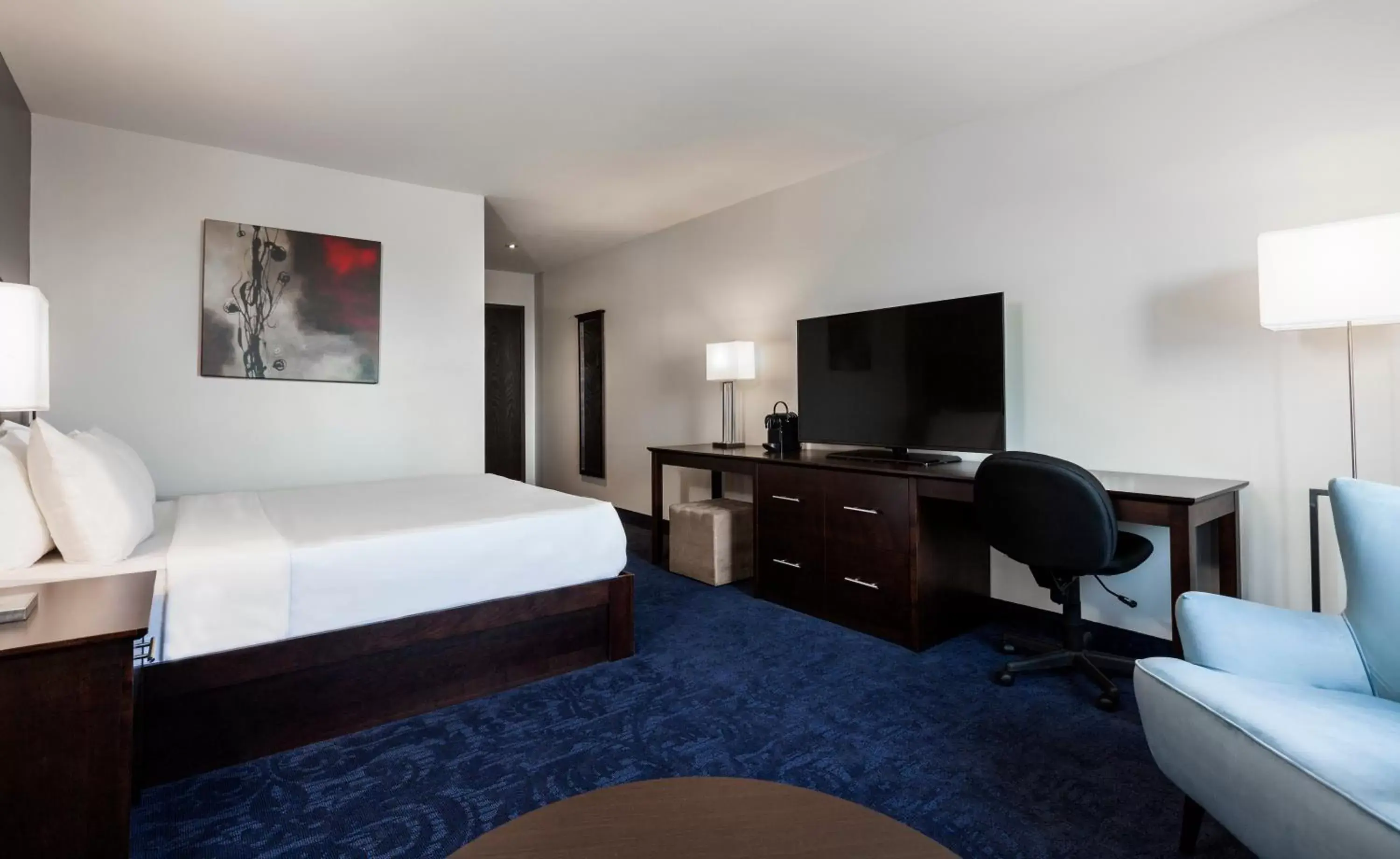 Bedroom, TV/Entertainment Center in Imperia Hotel & Suites Saint-Eustache