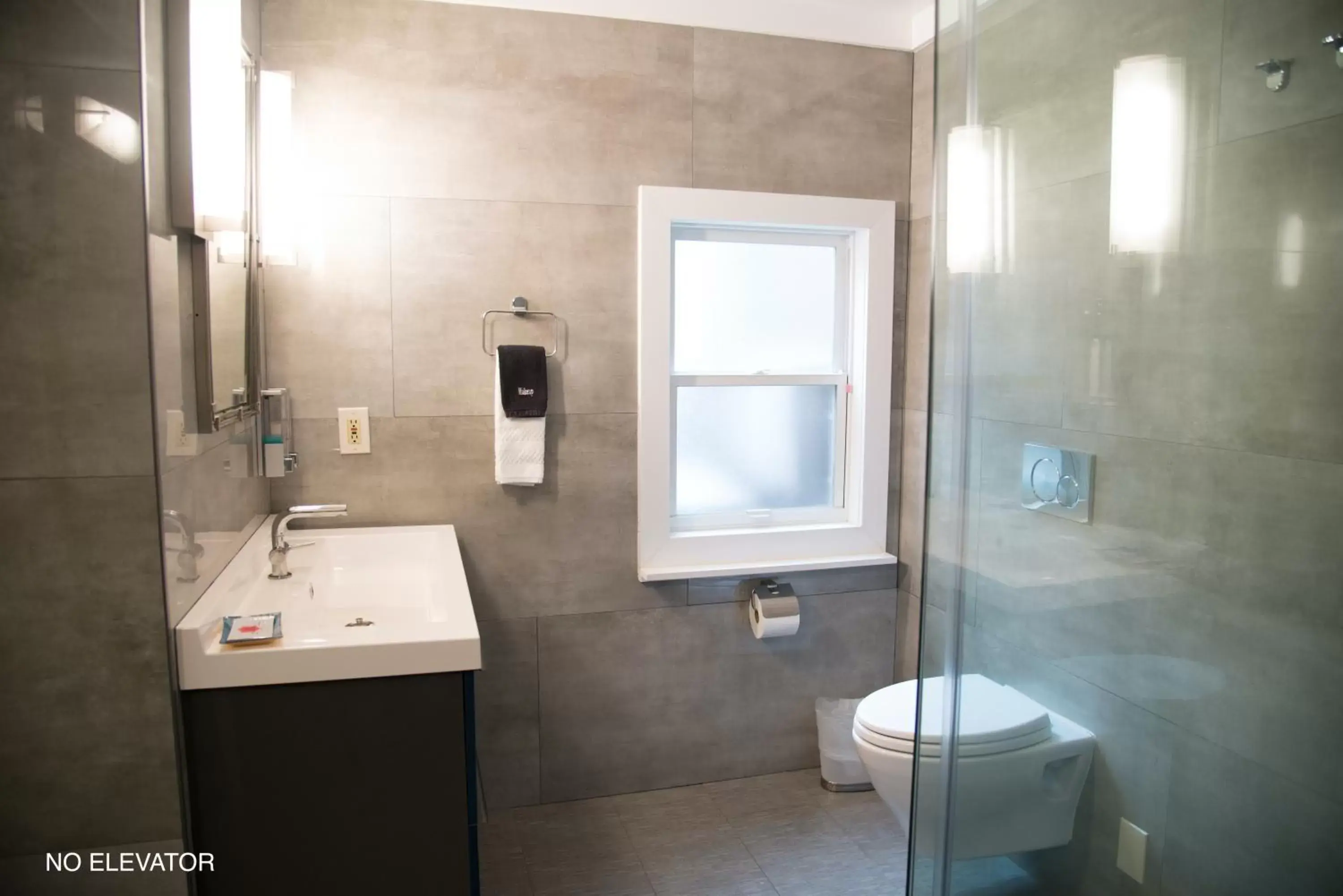Shower, Bathroom in Cedar Gables Inn