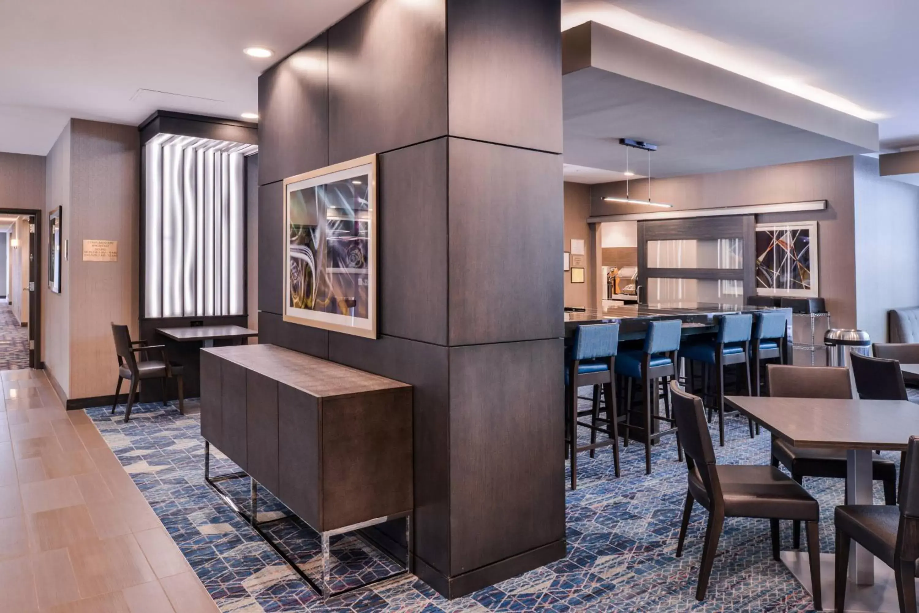 Breakfast, Lounge/Bar in Fairfield Inn & Suites by Marriott Raleigh Cary