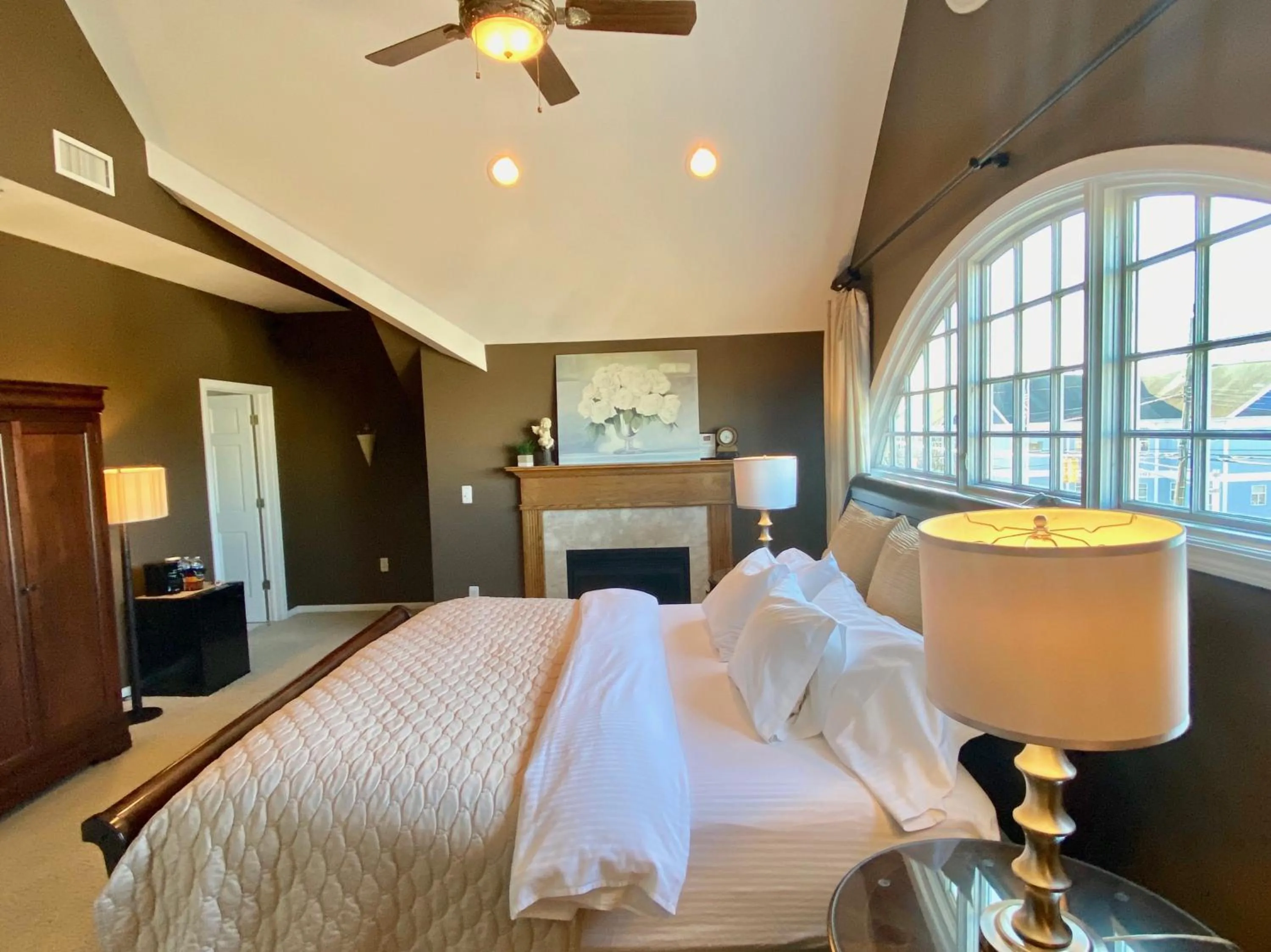 Bed in Inn on Main Hotel